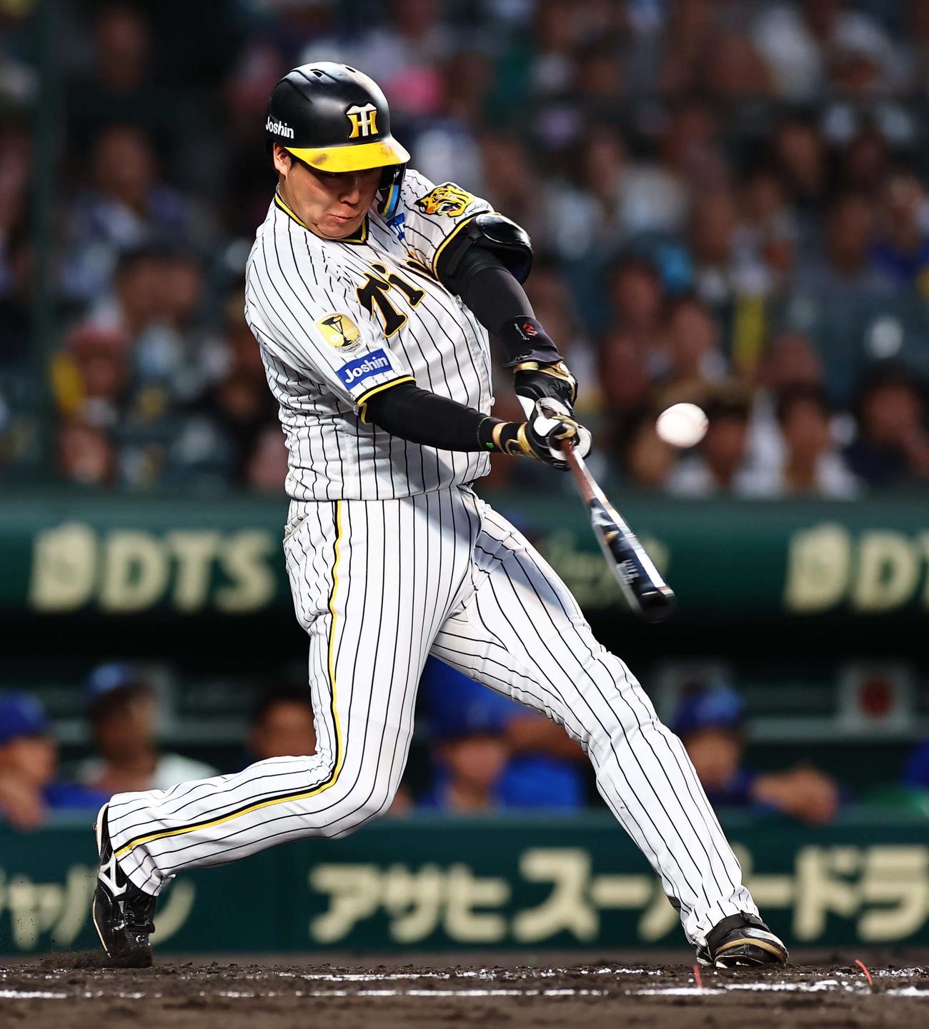 阪神対DeNA 1回裏阪神2死二塁、大山は右前に同点適時打を放つ（撮影・上田博志）