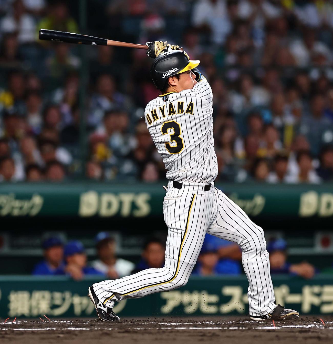 阪神対DeNA 1回裏阪神2死二塁、大山は右前に同点適時打を放つ（撮影・上田博志）