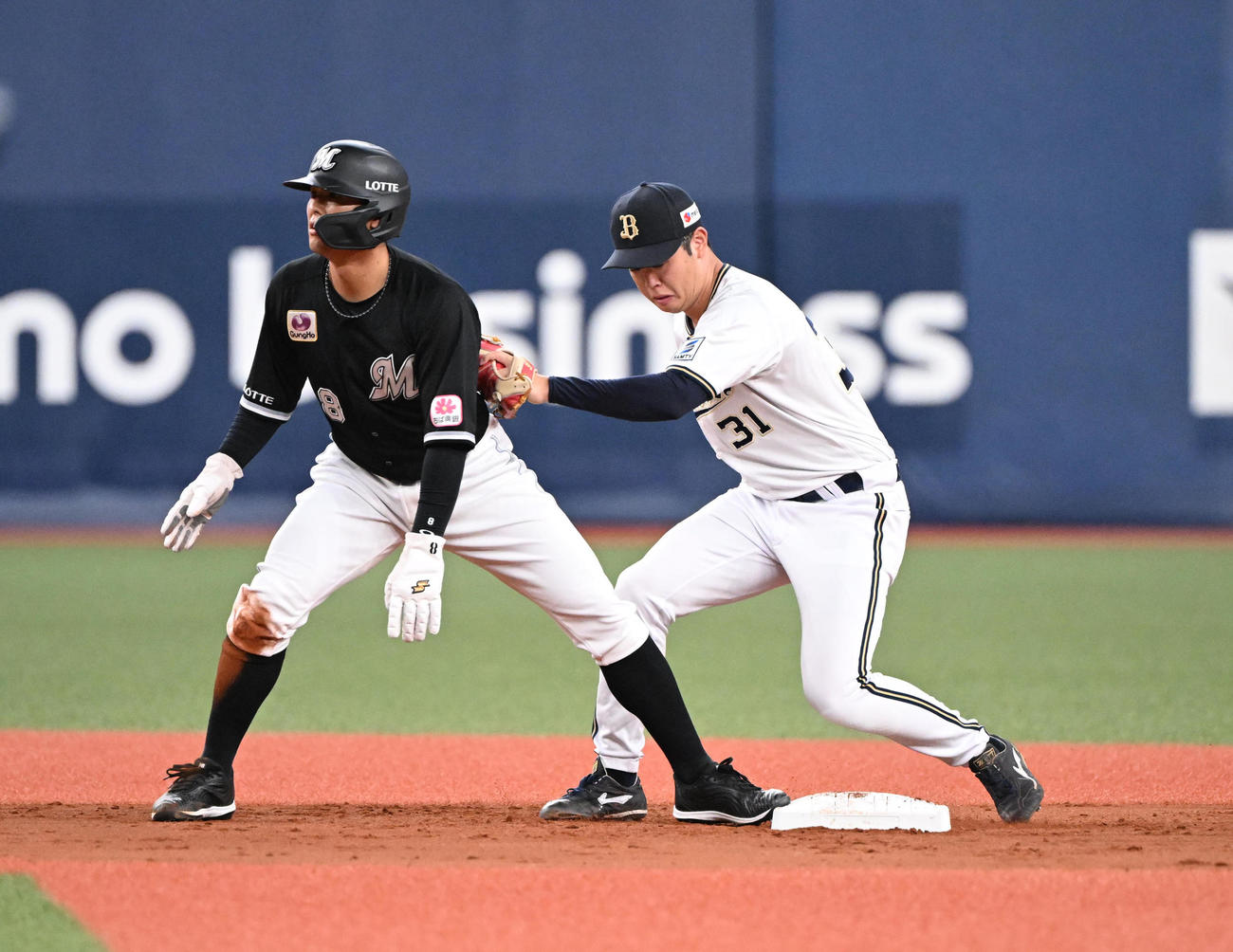 オリックス対ロッテ　2回表ロッテ1死一、二塁、田村の左前打で二塁走者の中村奨はタッチアウト、野手太田（撮影・和賀正仁）