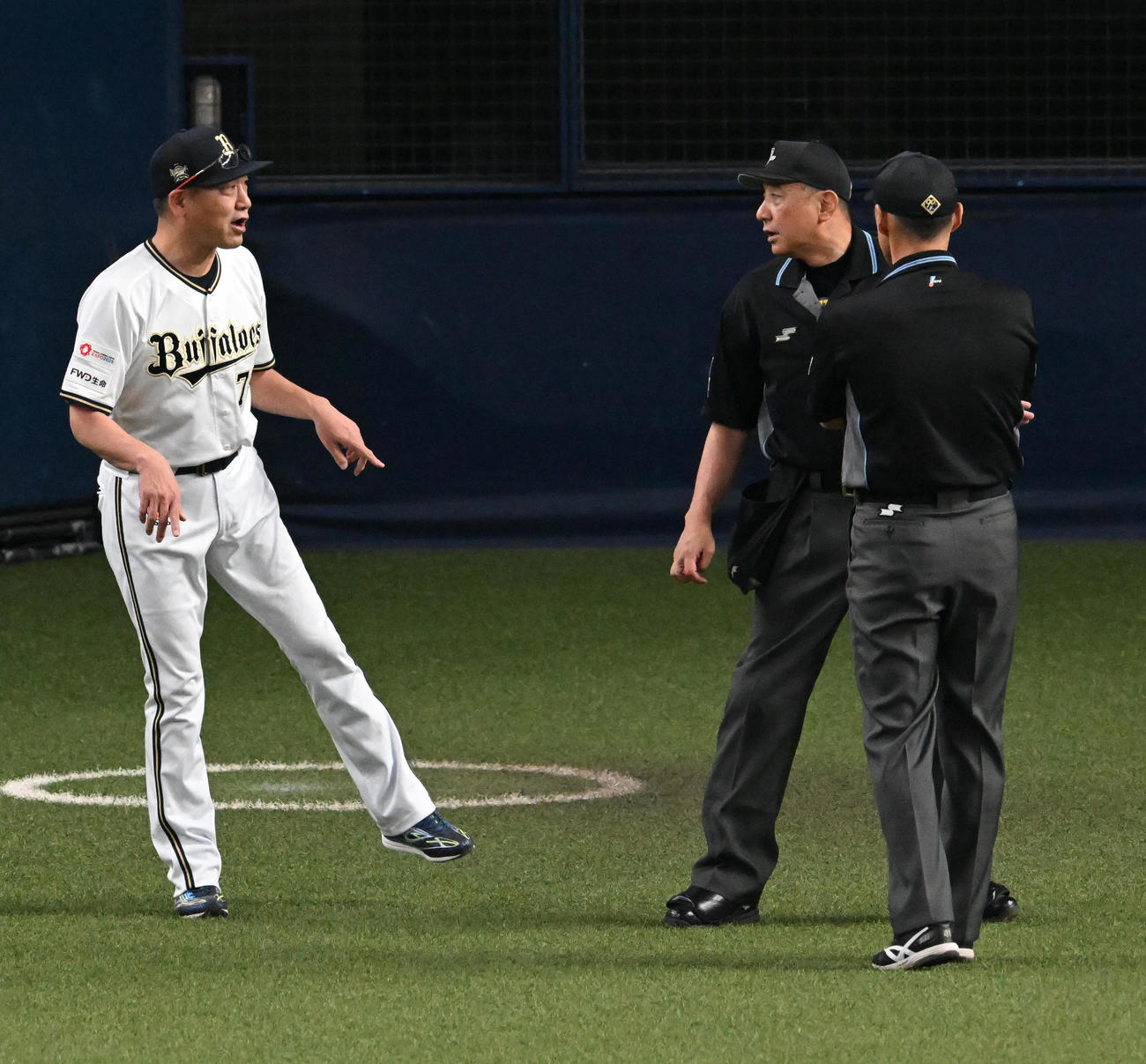 オリックス対ロッテ　2回表ロッテ2死一、二塁、田村の左への打球についてリクエストする中嶋監督（撮影・前岡正明）