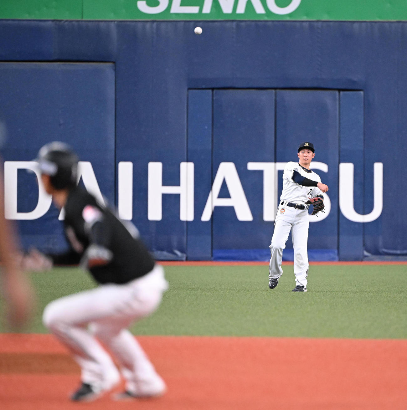 オリックス対ロッテ　2回表ロッテ1死一、二塁、田村の左前打を二塁に送球する左翼手西川（撮影・和賀正仁）
