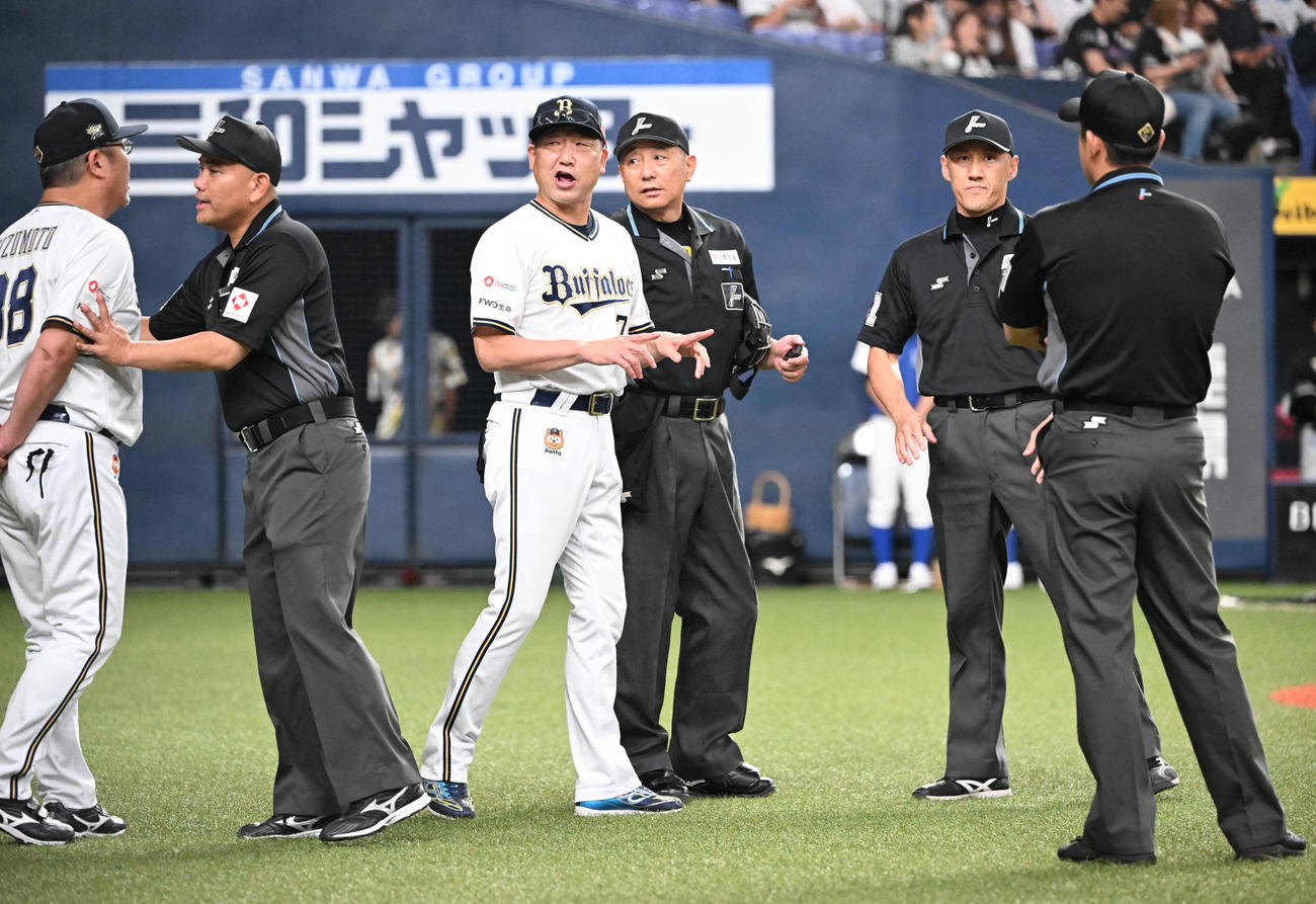 オリックス対ロッテ　一連のプレーの判定について抗議しリクエストするオリックス中嶋監督（撮影・和賀正仁）
