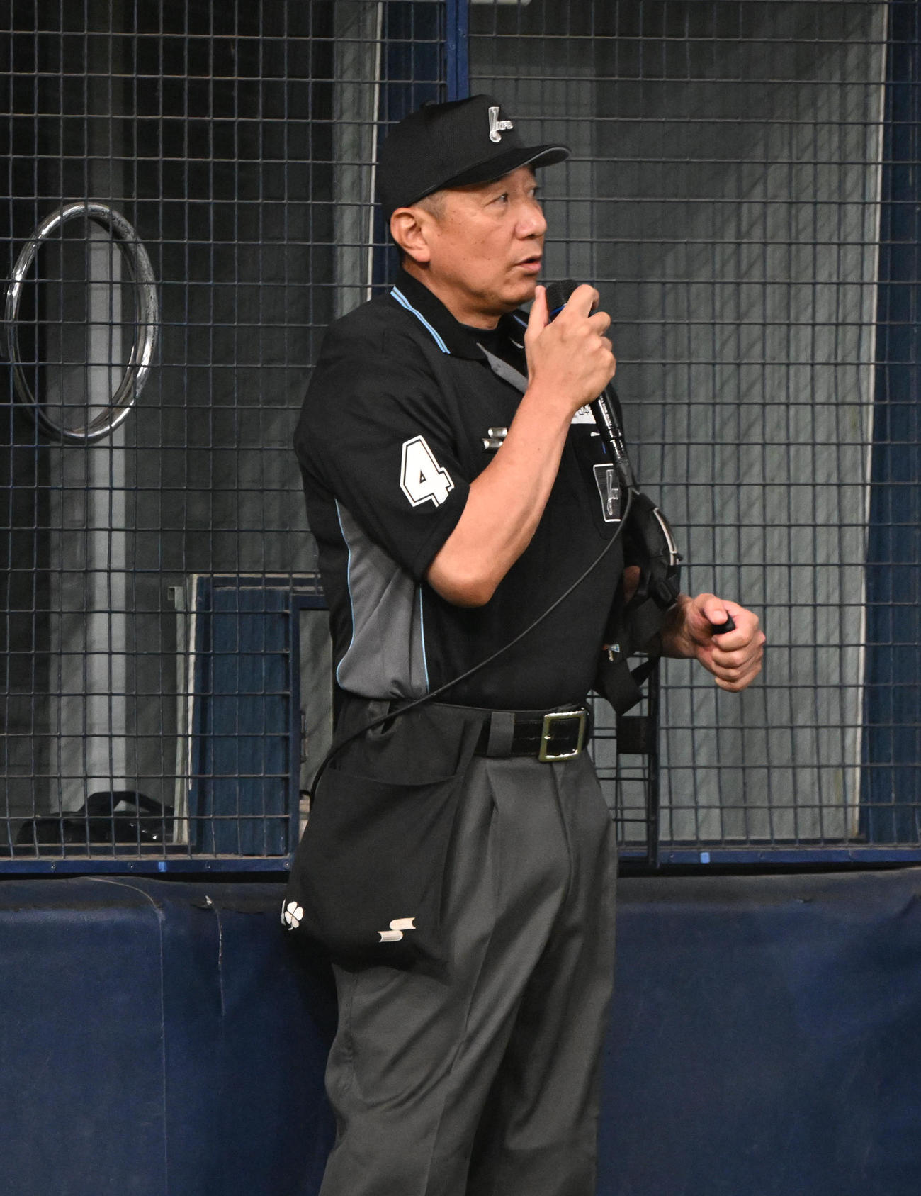 オリックス対ロッテ　一連のプレーについて「2死一、二塁からプレー」と説明する責任審判の吉本（撮影・和賀正仁）