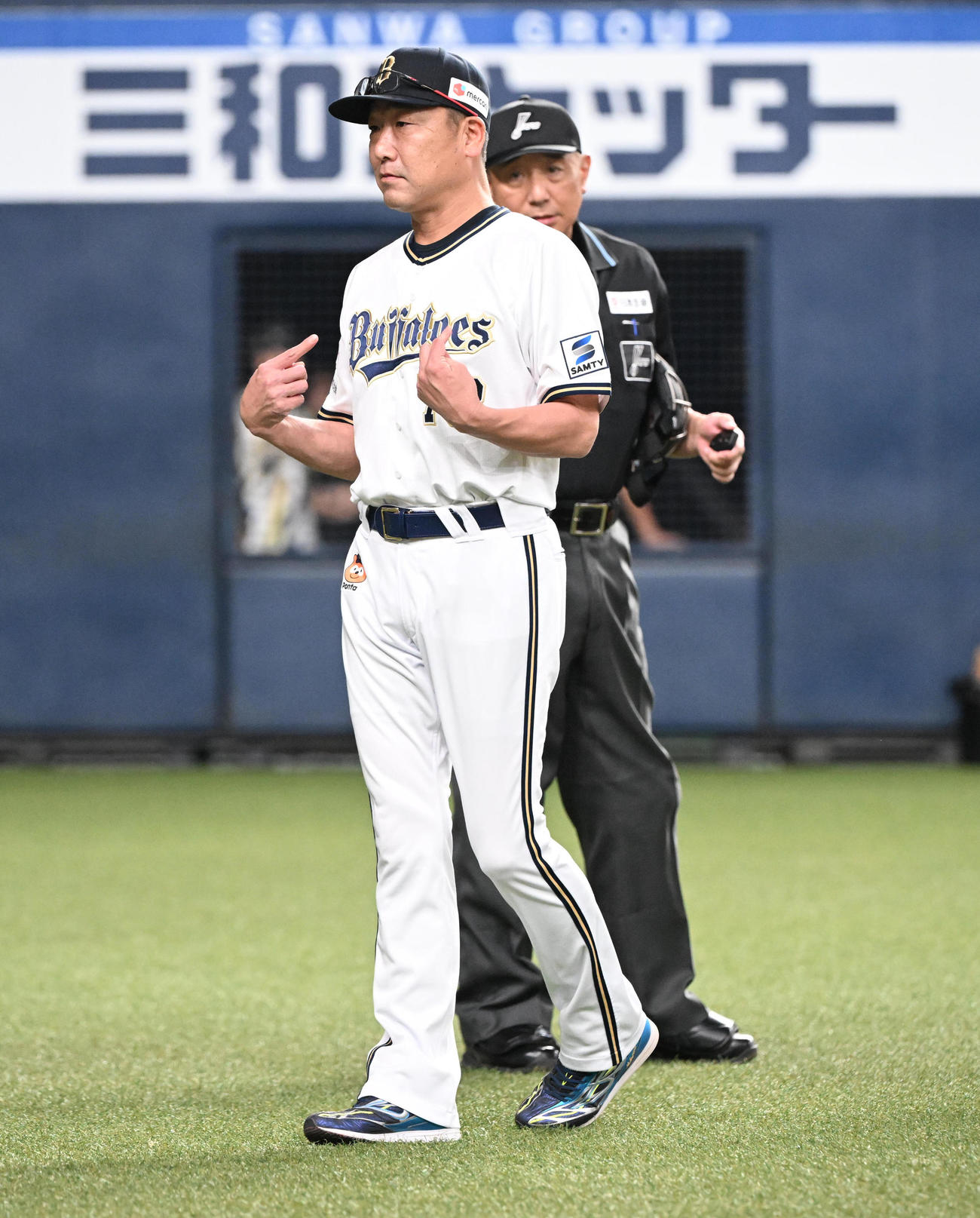 オリックス対ロッテ　一連のプレーの判定について抗議するオリックス中嶋監督（撮影・和賀正仁）