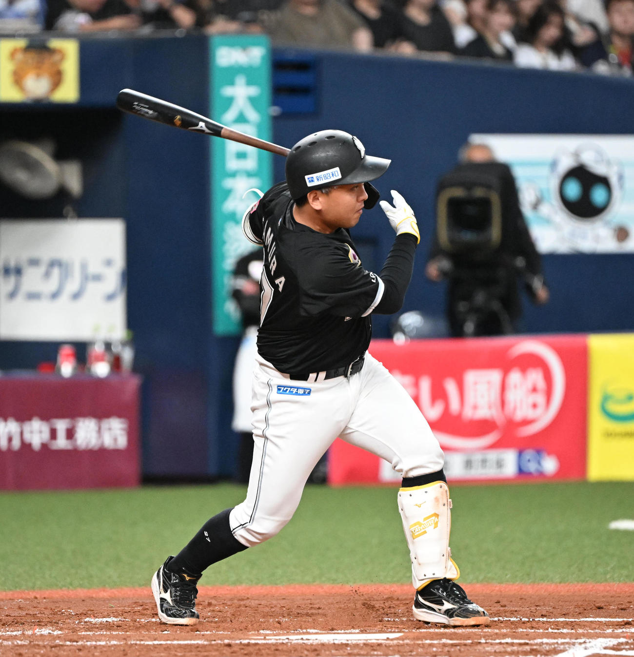 オリックス対ロッテ　2回表ロッテ1死一、二塁、左前打を放つ田村（撮影・和賀正仁）