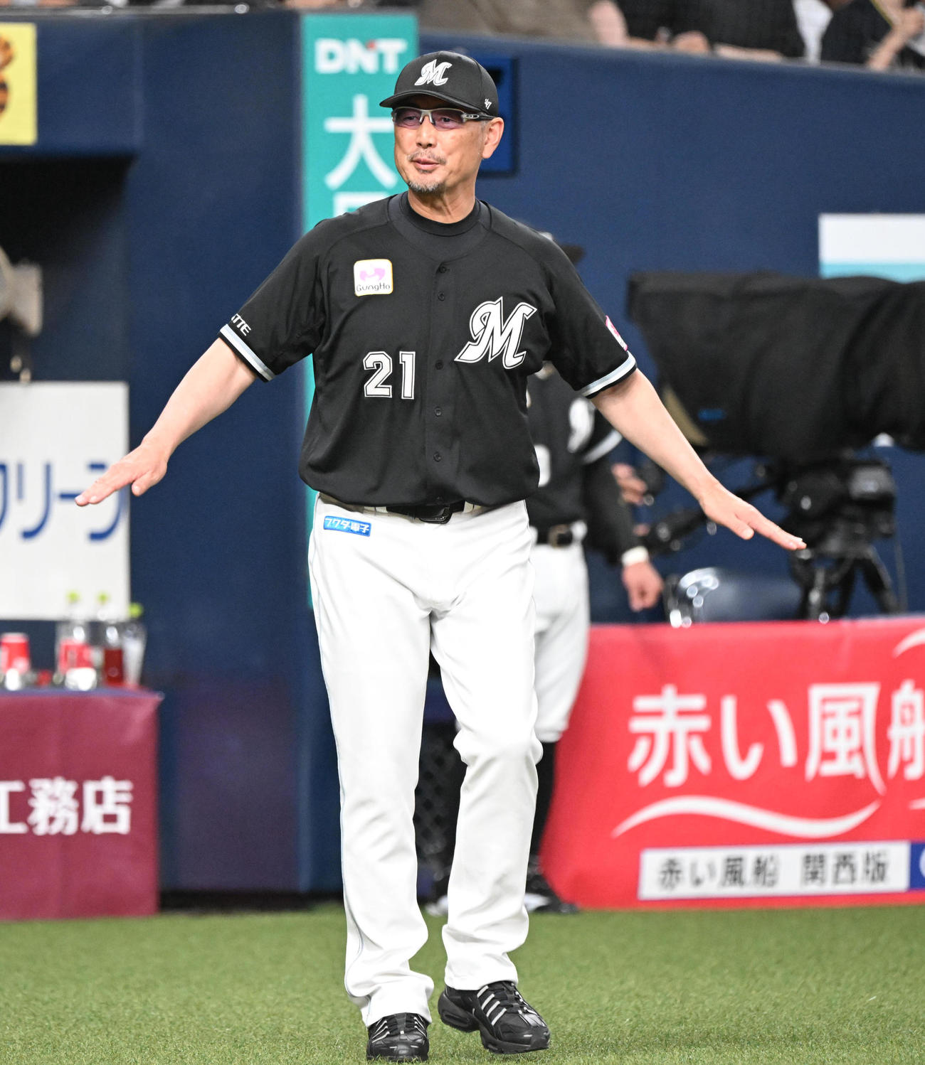 オリックス対ロッテ　一連のプレーの判定について抗議するロッテ吉井監督（撮影・和賀正仁）
