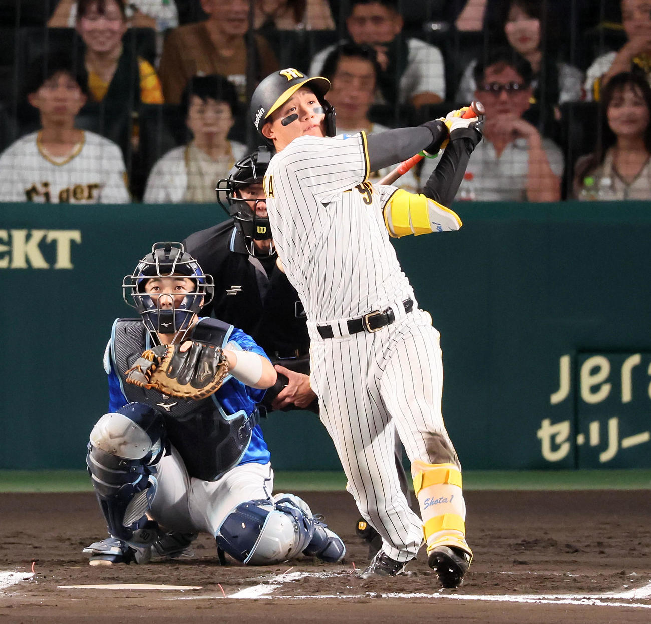 阪神対DeNA 6回裏阪神無死、森下は左越えソロ本塁打を放つ（撮影・加藤哉）