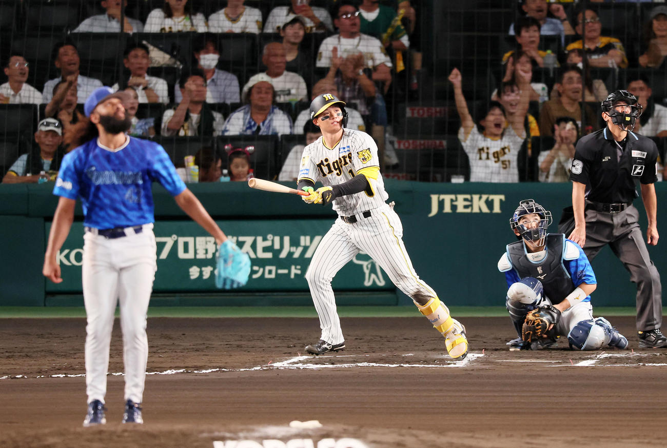阪神対DeNA 6回裏阪神無死、森下は左越えソロ本塁打を放つ。投手ジャクソン（撮影・加藤哉）