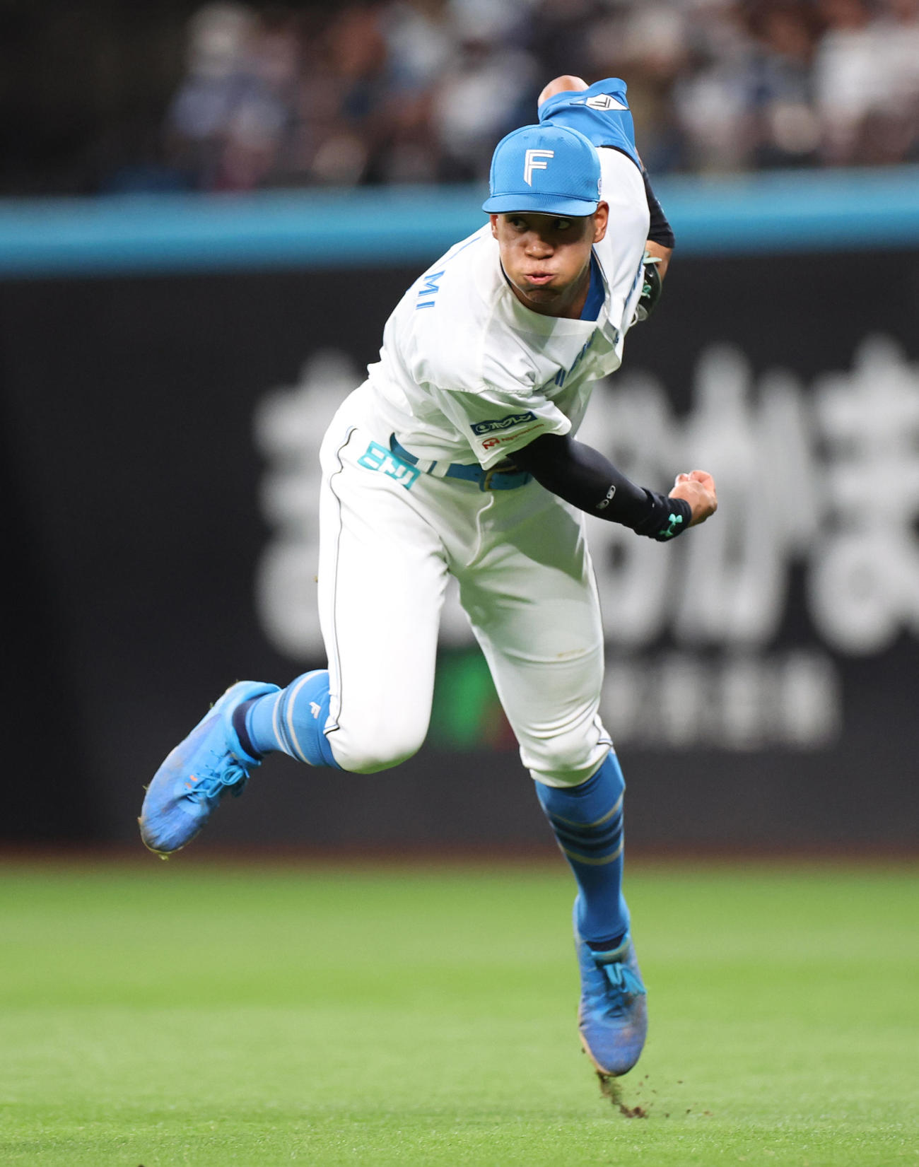 日本ハム対西武　6回表西武2死二塁、西川の右前打で生還を試みる二塁走者の長谷川を本塁で補殺する万波（撮影・佐藤翔太）