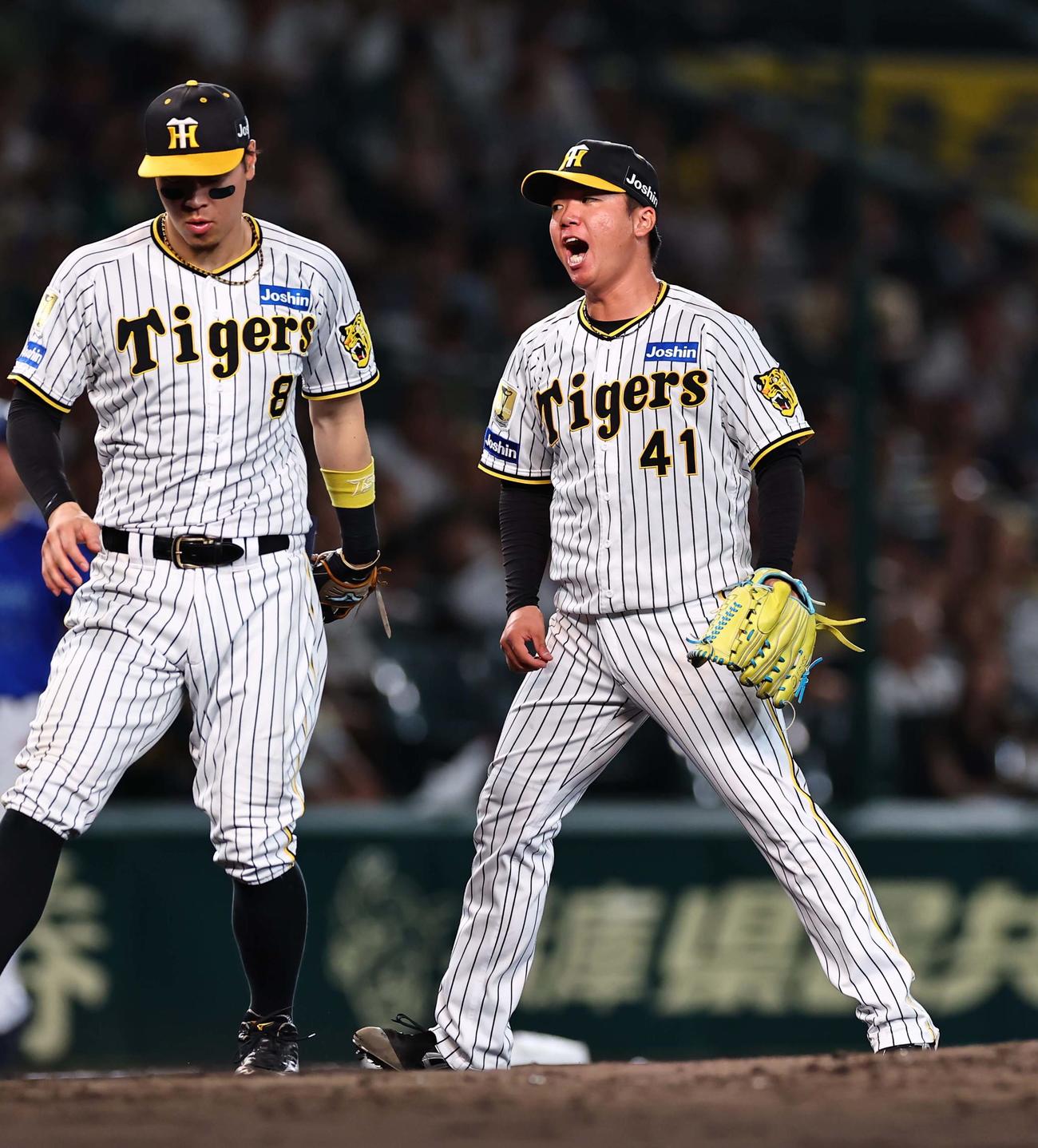 阪神対DeNA 4回表DeNA2死、村上（右）は山本を投ゴロに打ち取り雄たけびを上げる（撮影・上田博志）