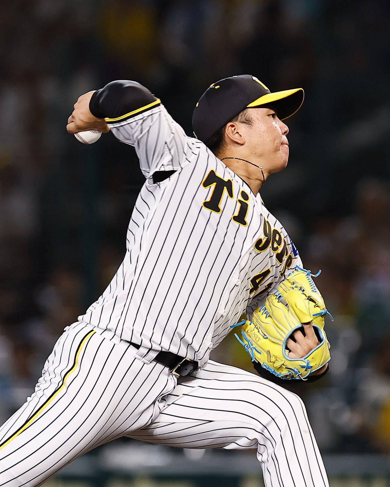 阪神対DeNA 4回、カーブを投げる阪神村上（撮影・藤尾明華）