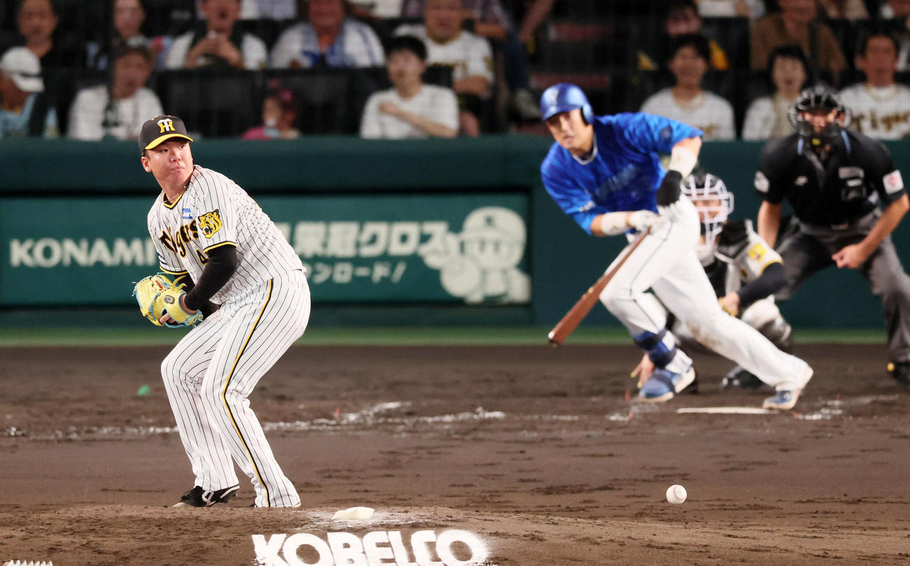 阪神対DeNA 4回表DeNA2死、村上は山本の打球を受けるも投ゴロに仕留める（撮影・加藤哉）