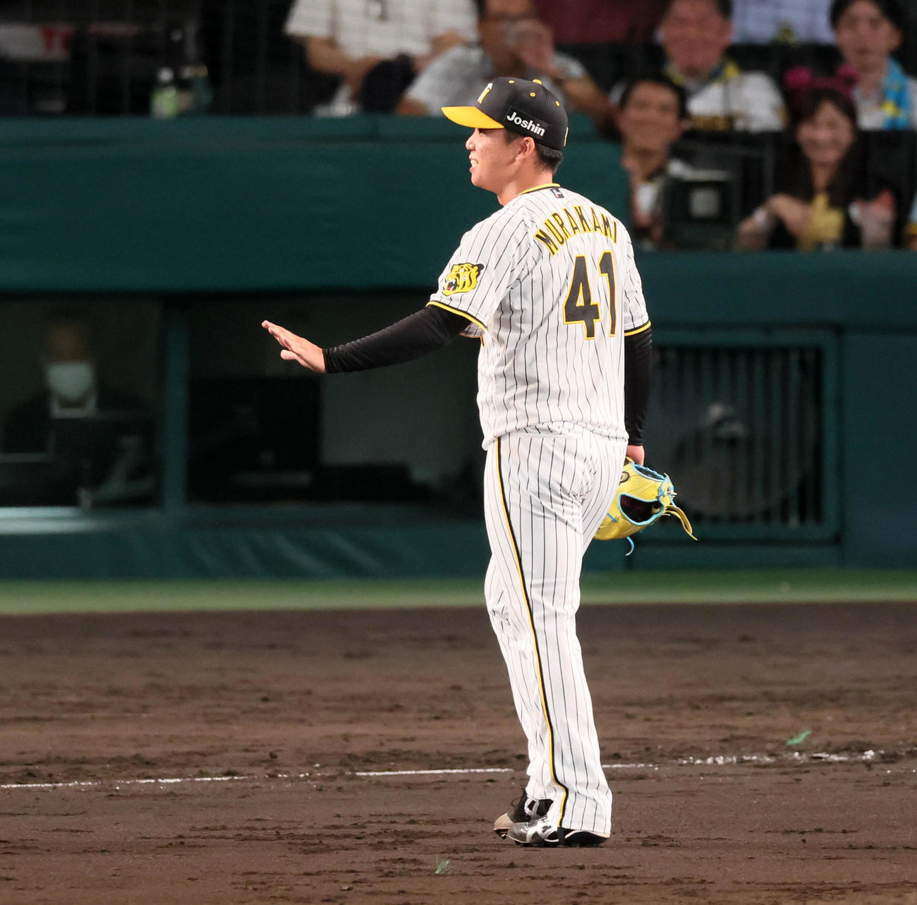 阪神対DeNA 4回表DeNA2死、村上は山本の打球を受けるも投ゴロに仕留め、ベンチへ向かう際に山本から気遣いを受けるが大丈夫と手を差し出す（撮影・加藤哉）