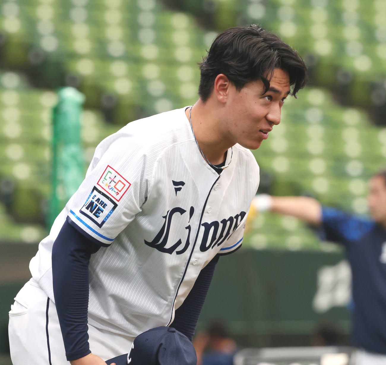 試合前、あいさつする西武杉山遥希（2024年撮影）