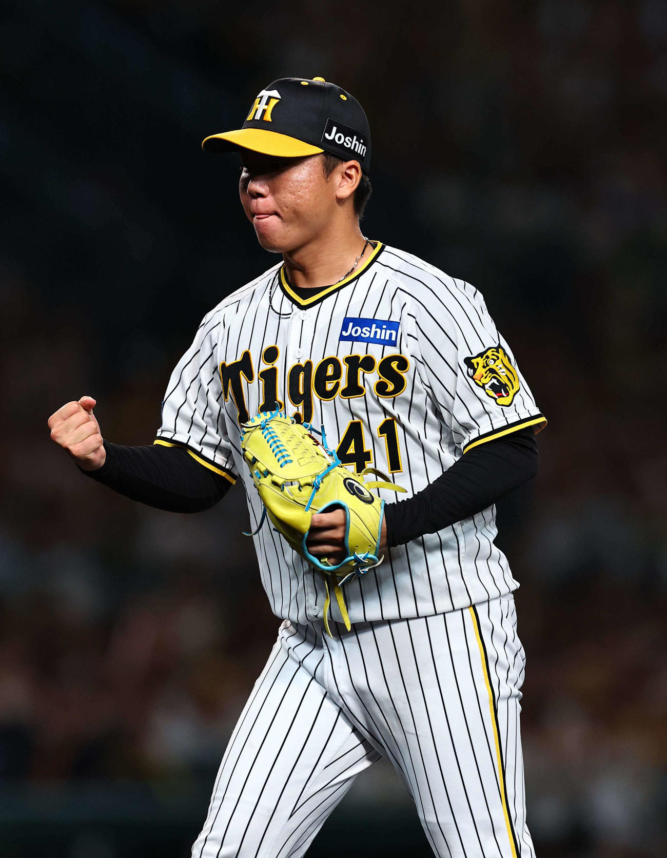 阪神対DeNA 7回表DeNA21死二塁、戸柱を二飛に打ち取りガッツポーズをする村上（撮影・上田博志）