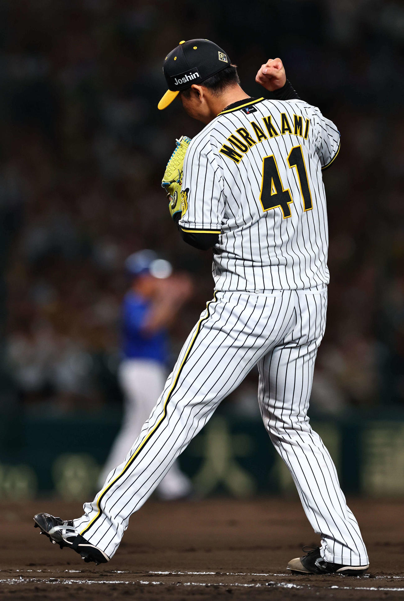 阪神対DeNA 7回表DeNA21死二塁、戸柱を二飛に打ち取りガッツポーズをする村上（撮影・上田博志）