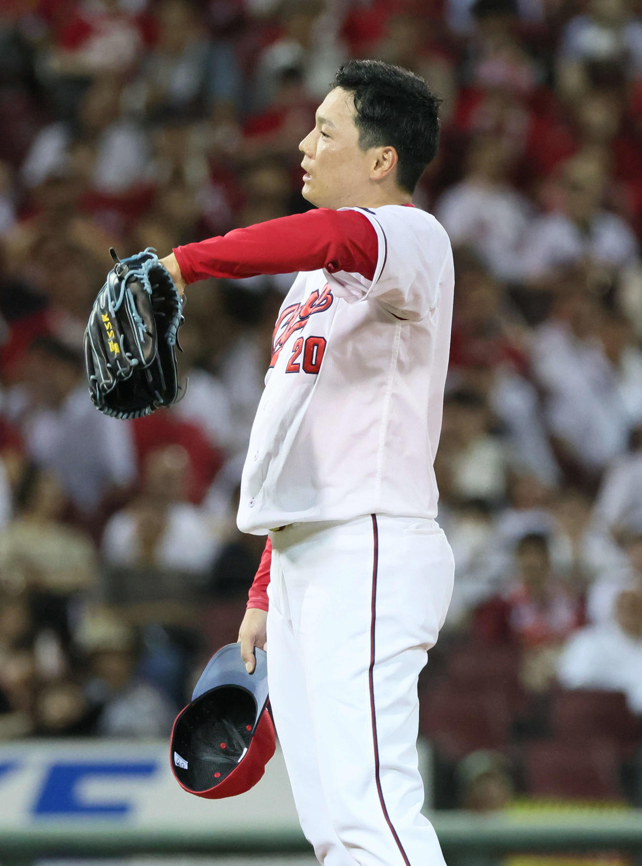 広島対巨人　9回表巨人無死満塁、吉川に押し出し死球の栗林（撮影・加藤孝規）