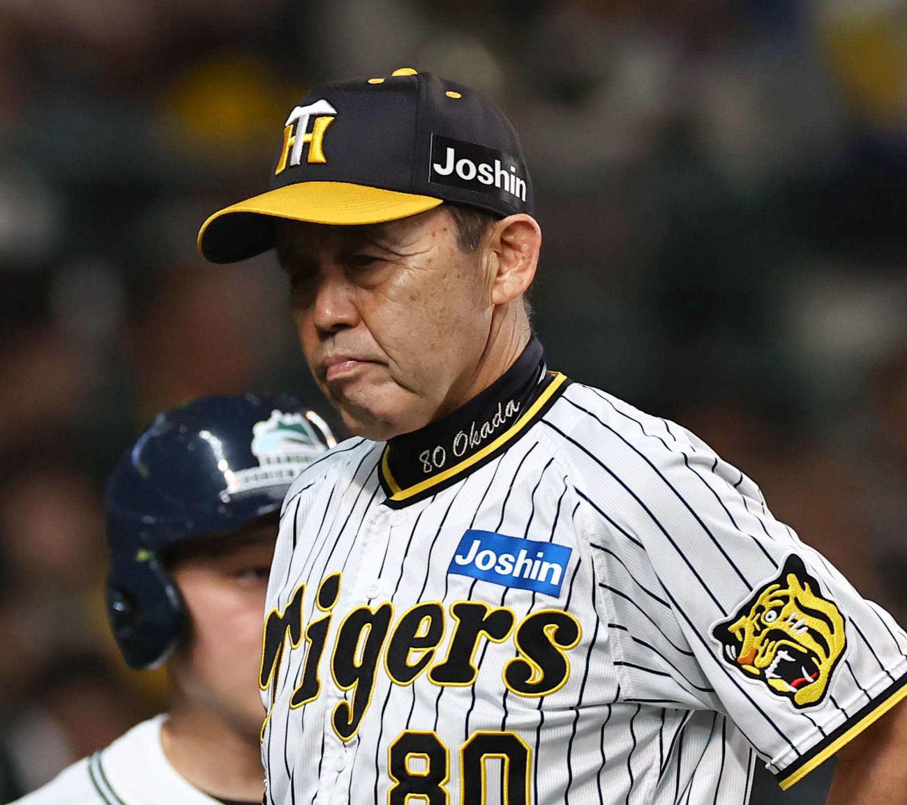 阪神対DeNA　選手交代を告げる岡田監督（撮影・上田博志）