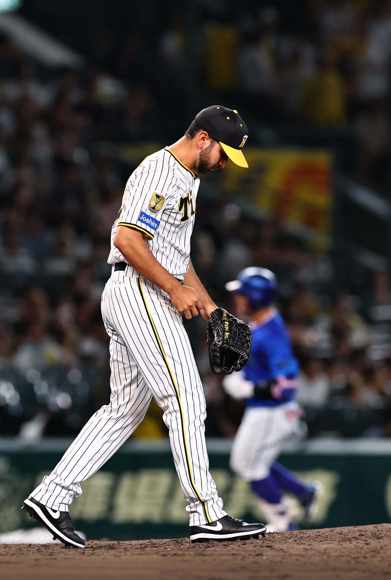 阪神対DeNA　8回表DeNA無死、桑原に勝ち越し本塁打を浴びガックリのゲラ（左）（撮影・上田博志）