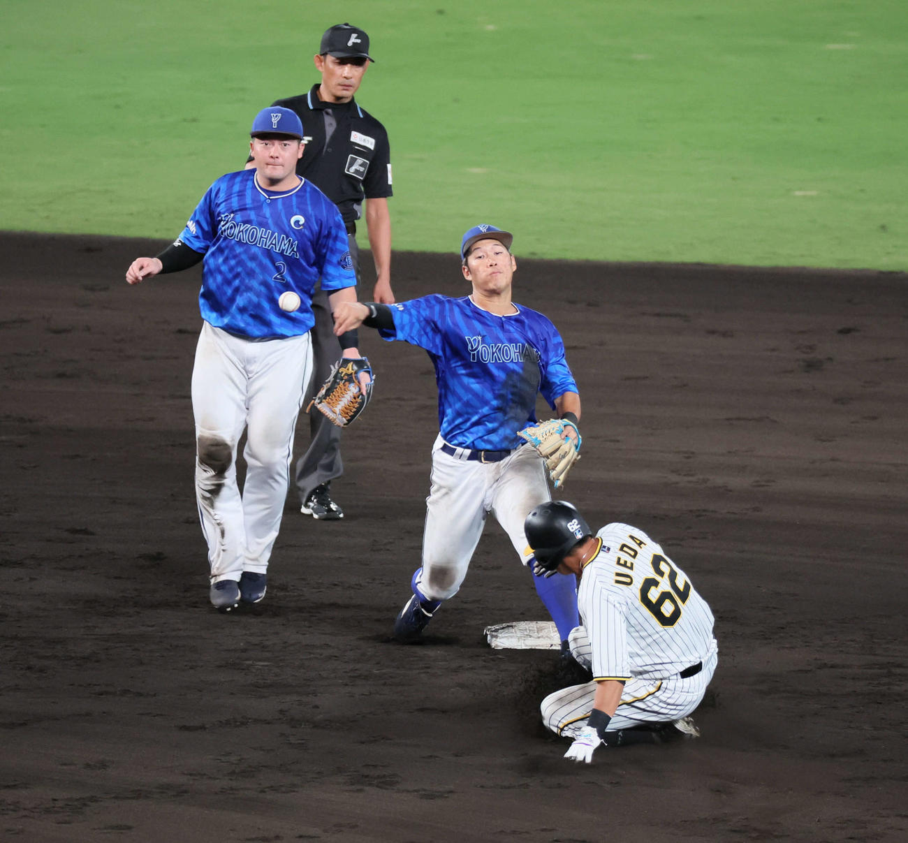 阪神対DeNA　7回裏阪神無死一塁、近本を遊ゴロ併殺打に打ち取る京田。左は牧、操車は代走植田（撮影・宮崎幸一）