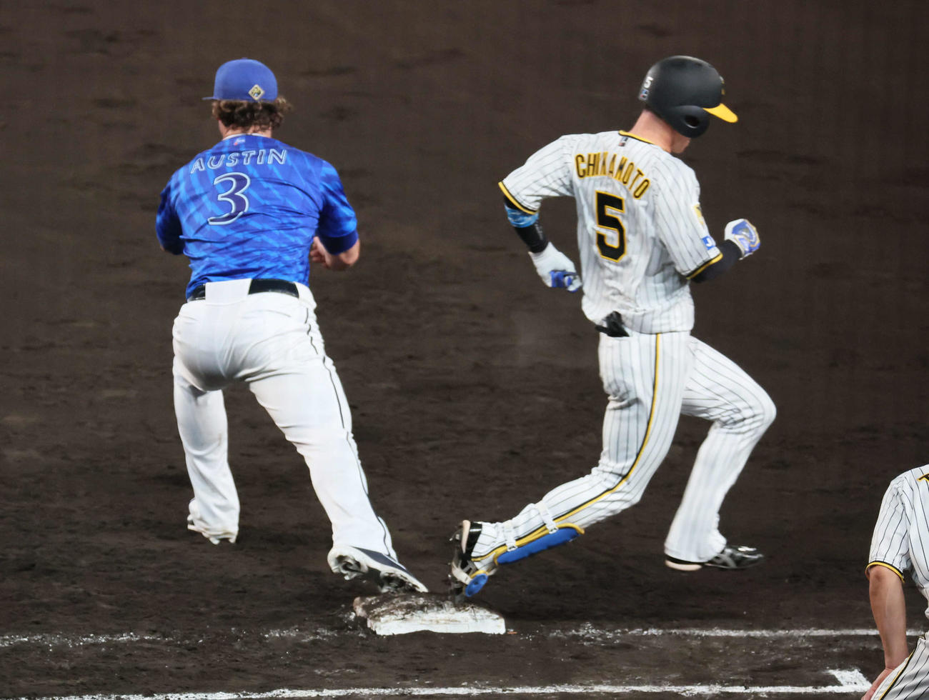 阪神対DeNA　7回裏阪神無死一塁、近本は遊ゴロ併殺打に倒れる（撮影・宮崎幸一）