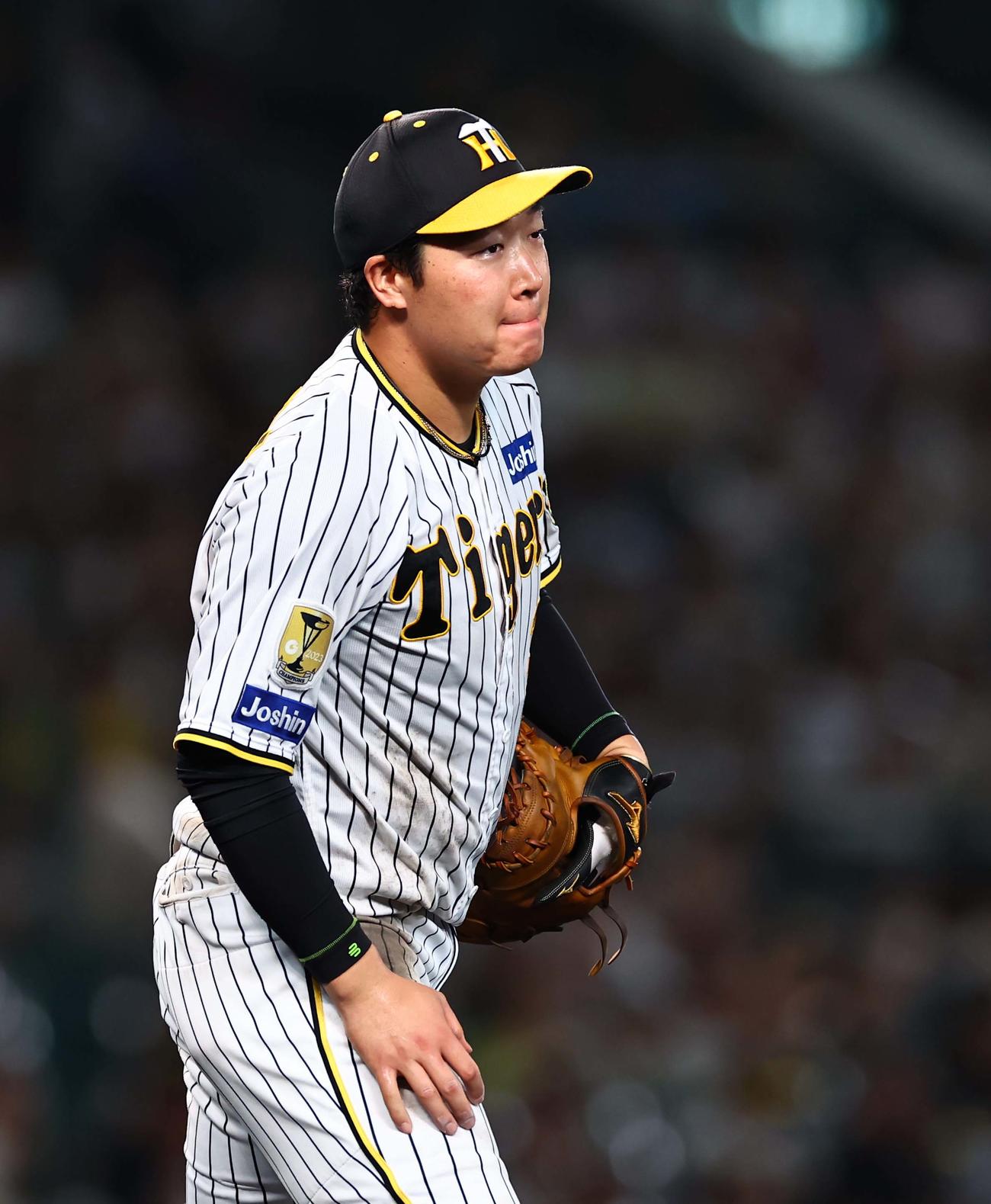阪神対DeNA 3回表DeNA無死一塁、ジャクソンのバントを処理した大山は二塁へ野選する（撮影・上田博志）