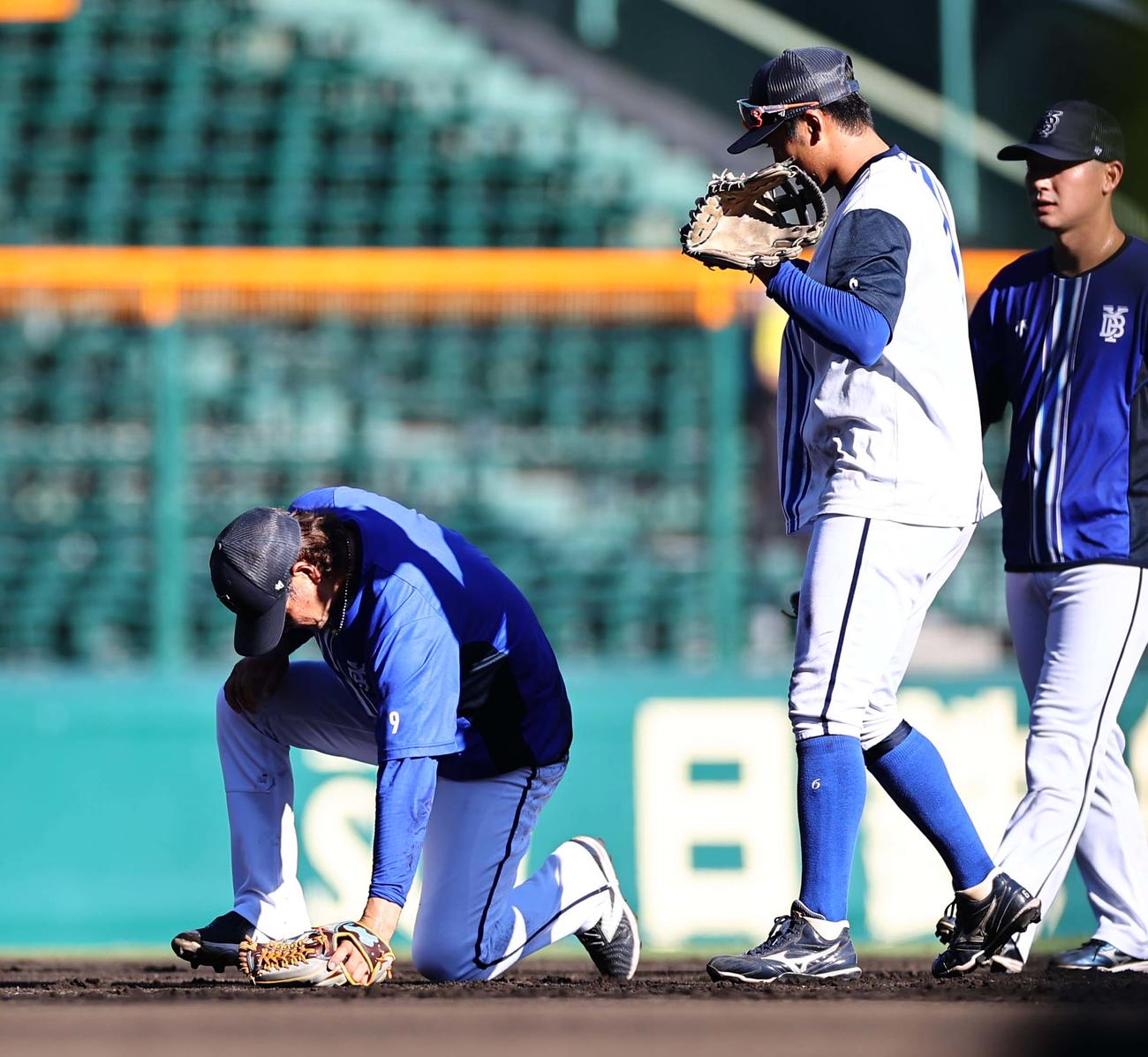 阪神対DeNA　打球が当たった大和（左）は練習を切り上げグラウンドを引き揚げる（撮影・上田博志）
