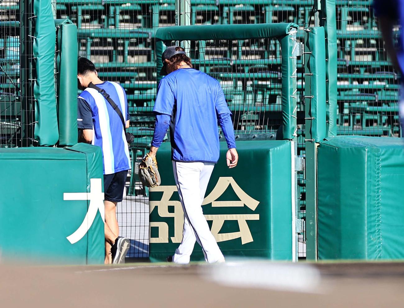 阪神対DeNA　打球が当たった大和は練習を切り上げグラウンドを引き揚げる（撮影・上田博志）