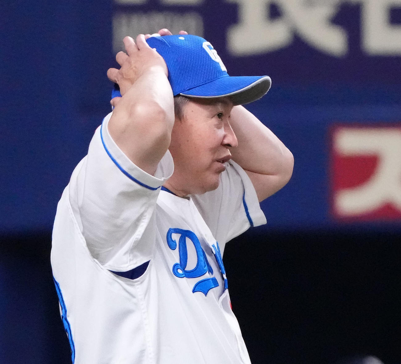 中日対ヤクルト　6回終了、選手交代を告げる立浪監督（撮影・森本幸一）