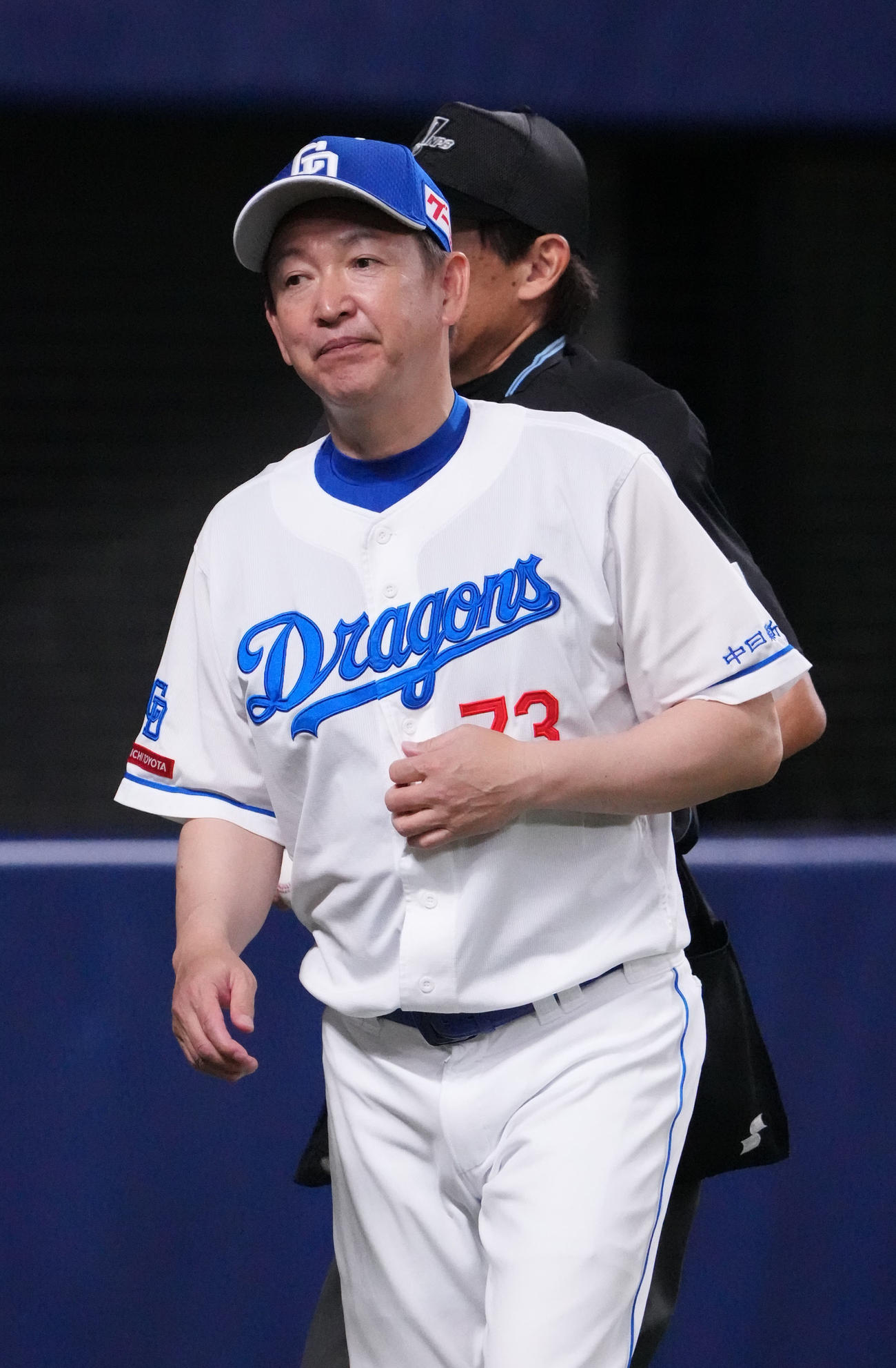 中日対ヤクルト　5回終了、選手交代を告げる立浪監督（撮影・森本幸一）