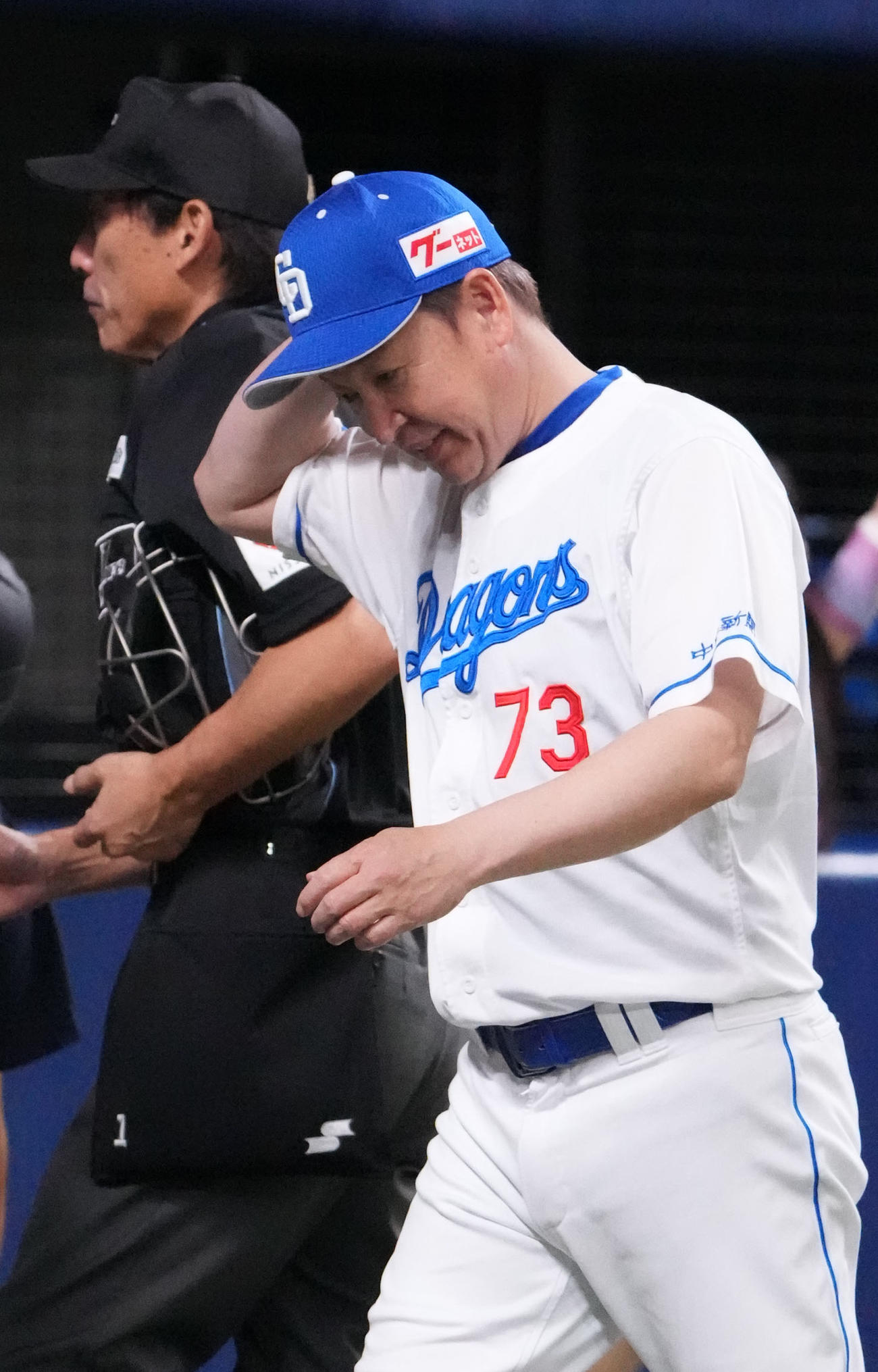 中日対ヤクルト　5回終了、選手交代を告げベンチへ戻る立浪監督（撮影・森本幸一）