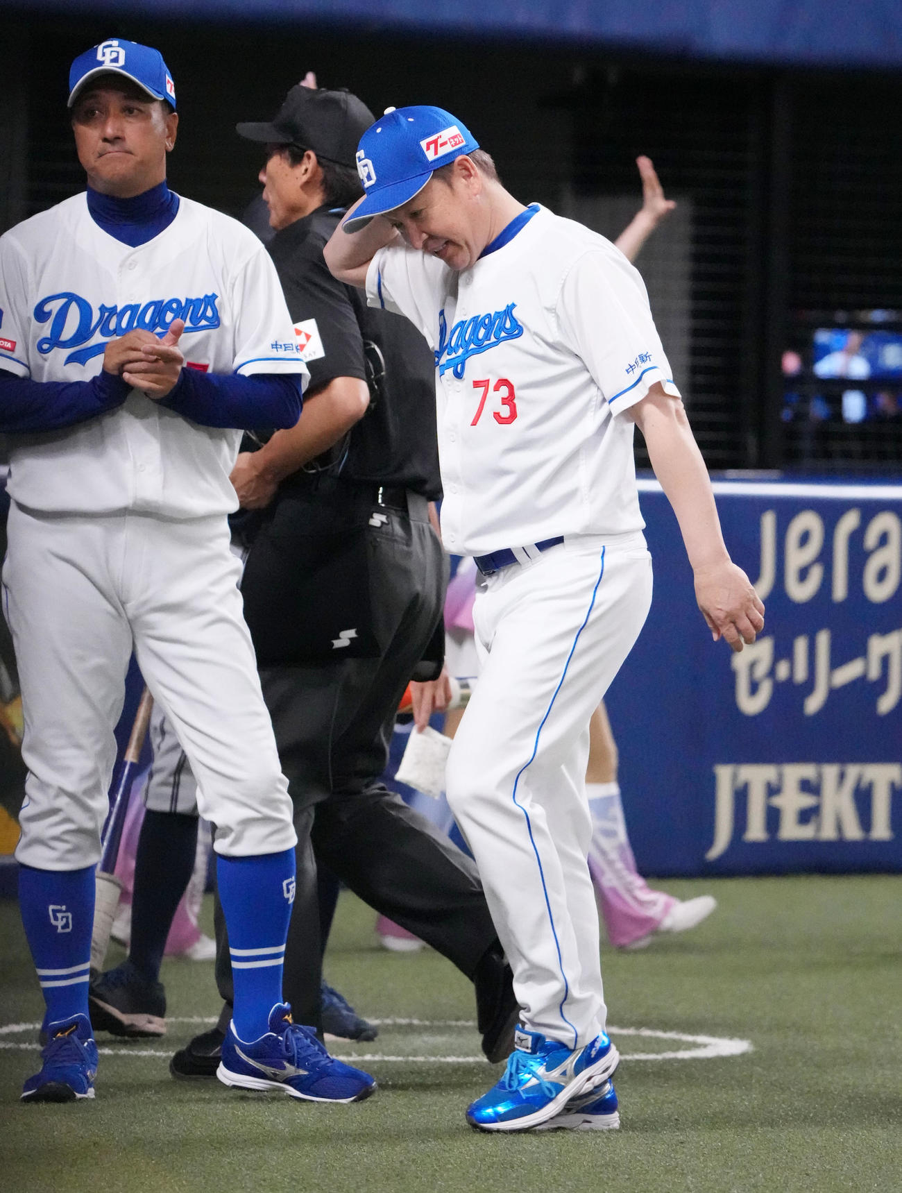 中日対ヤクルト　5回終了、選手交代を告げベンチへ戻る立浪監督（右）左は落合投手コーチ（撮影・森本幸一）