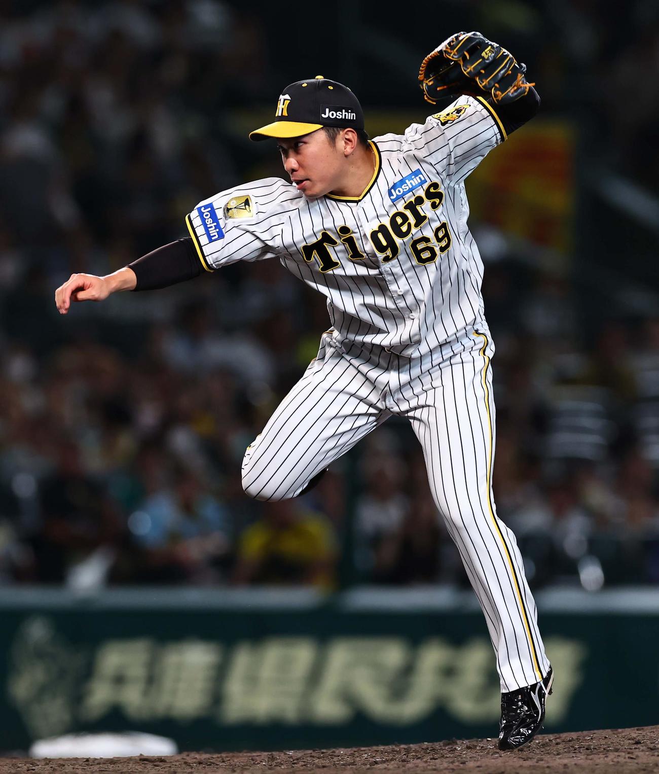 阪神対DeNA　阪神3番手の石井（撮影・上田博志）