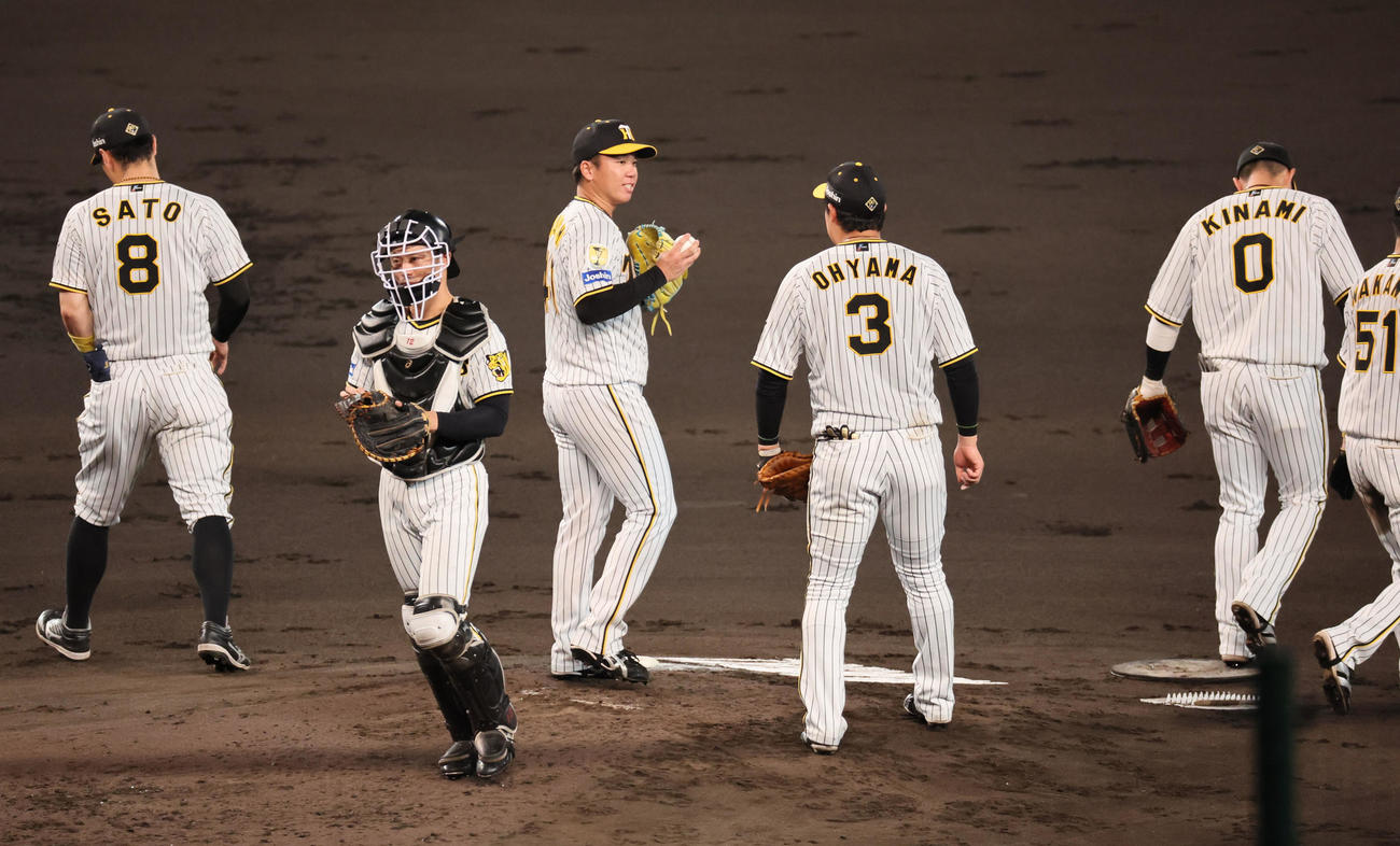 阪神対DeNA 3回表DeNA無死一、二塁、ピンチを背負い激励を受ける村上（左から3人目）（撮影・宮崎幸一）
