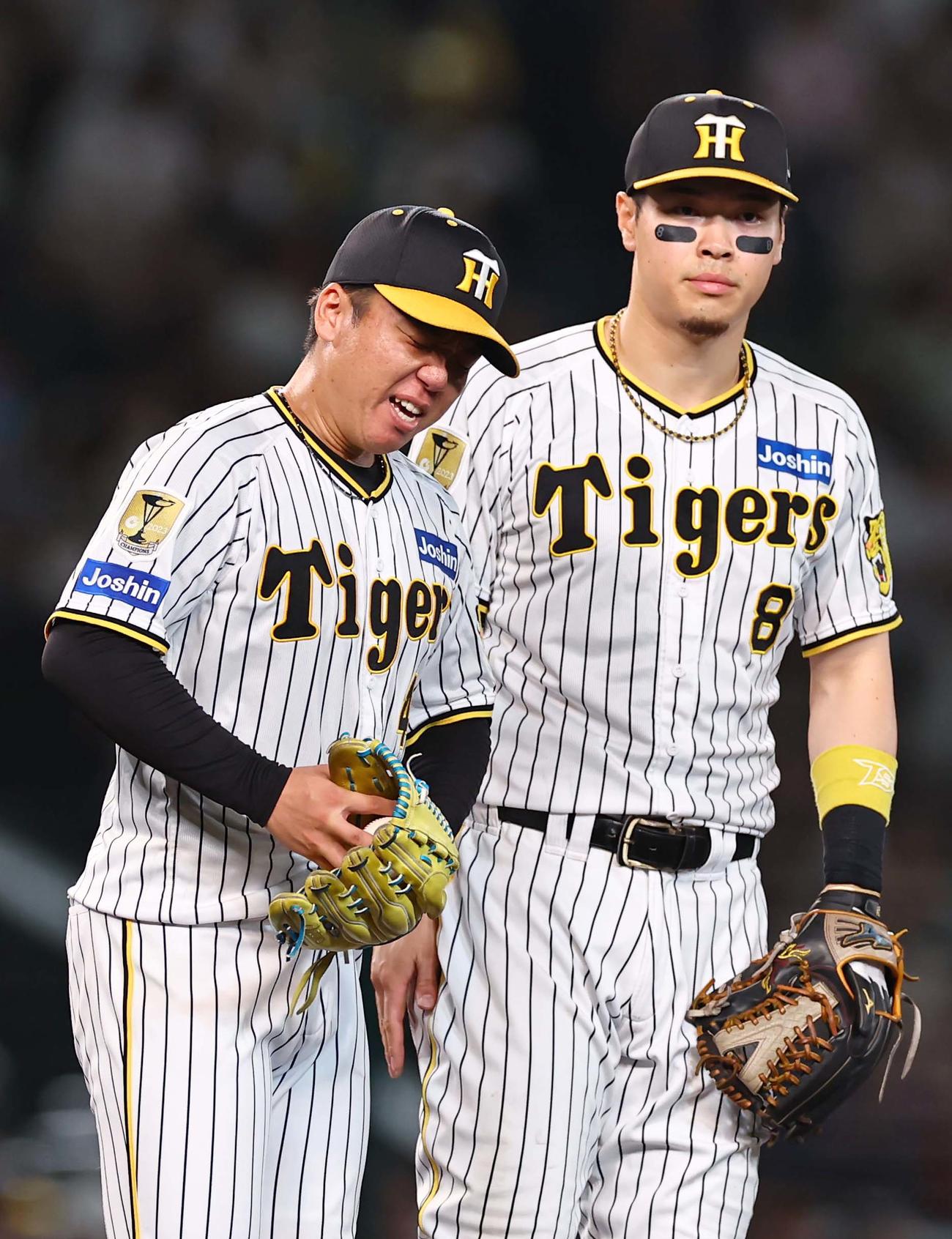 阪神対DeNA 3回表DeNA1死二、三塁、牧に勝ち越し適時打を許した村上（左）は悔しそうな表情を見せる（撮影・上田博志）