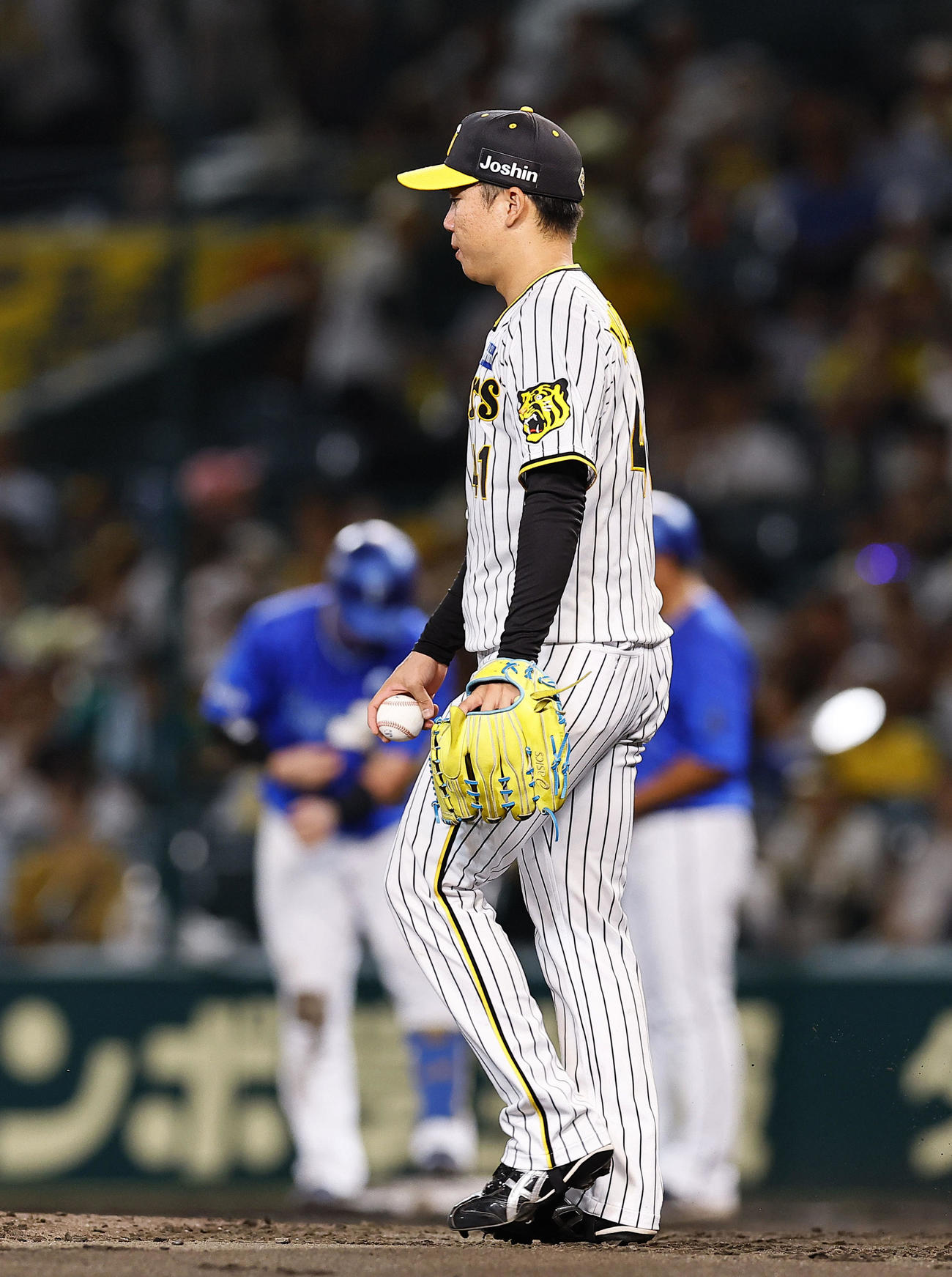 阪神対DeNA 3回表DeNA1死二、三塁、牧に勝ち越し適時打を許した村上（撮影・藤尾明華）