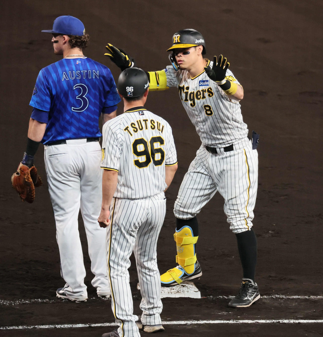 阪神対DeNA 6回裏阪神無死一塁、佐藤輝は左前打を放ち手をヒラヒラ（撮影・宮崎幸一）