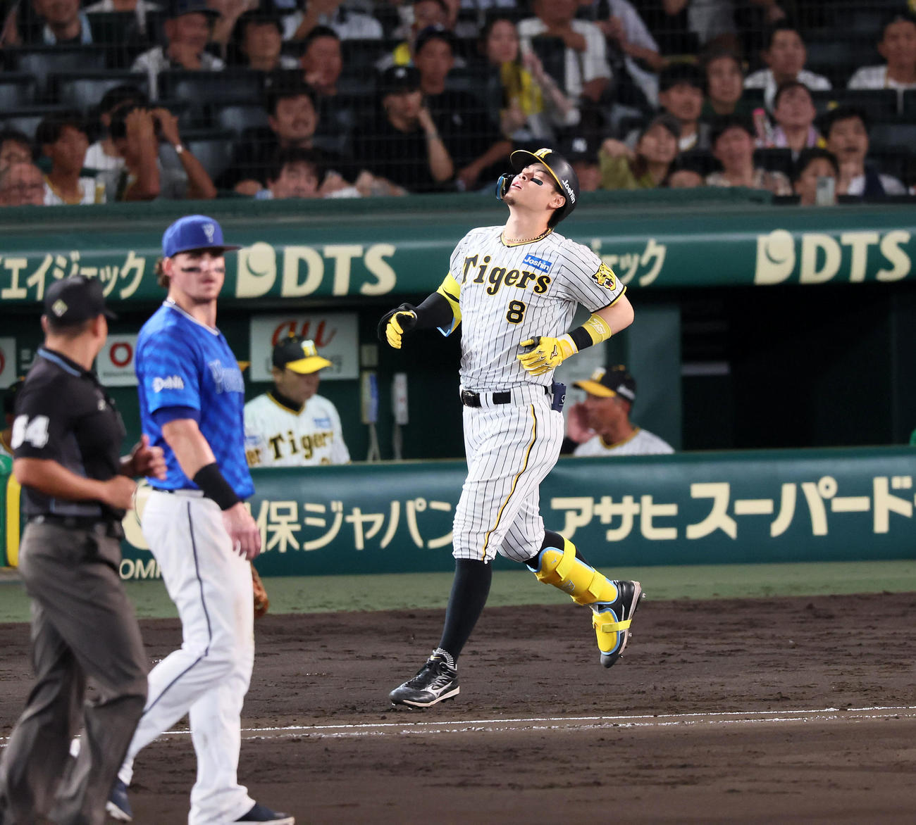 阪神対DeNA 8回裏阪神1死二塁、佐藤輝は中飛を打ち上げ天を仰ぐ（撮影・加藤哉）