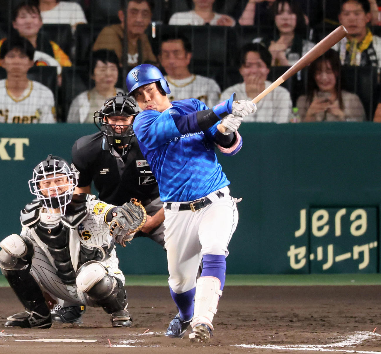 阪神対DeNA 8回表DeNA無死、桑原は左越えソロ本塁打を放つ（撮影・加藤哉）