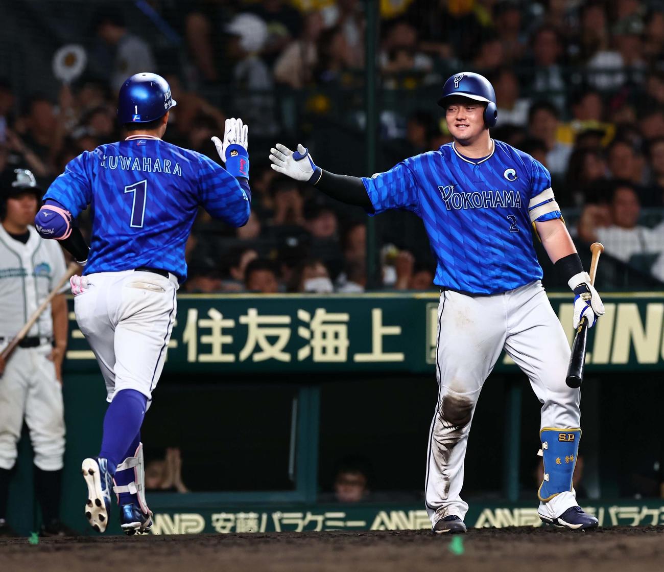 阪神対DeNA 8回表DeNA無死、勝ち越し本塁打を放った桑原（左）とハイタッチする牧（撮影・上田博志）