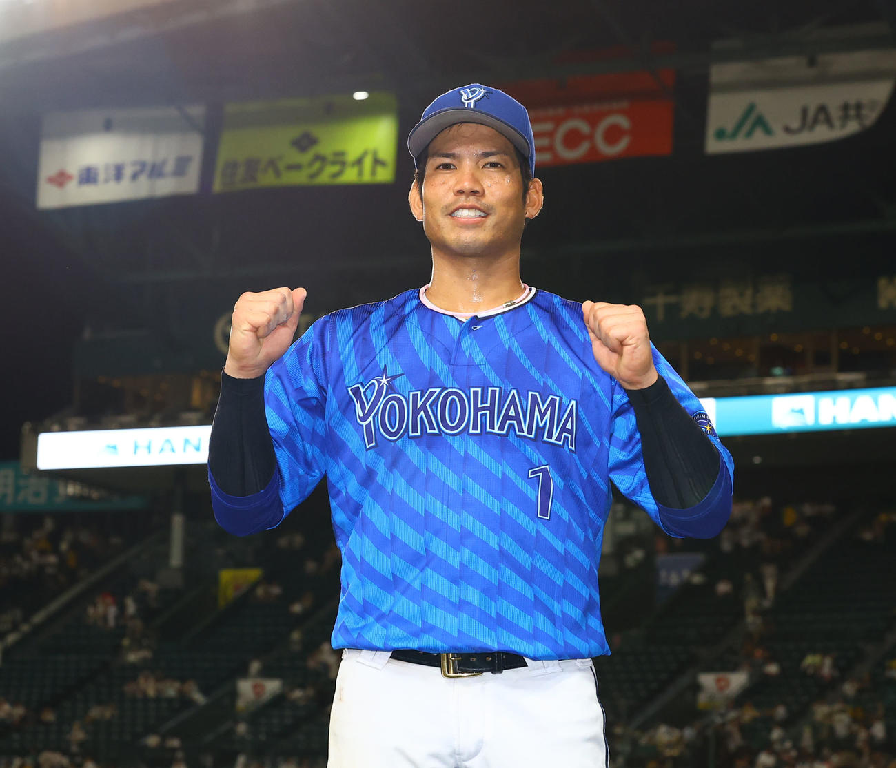 阪神対DeNA　ヒーローインタビューを終えガッツポーズをするDeNA桑原（撮影・藤尾明華）