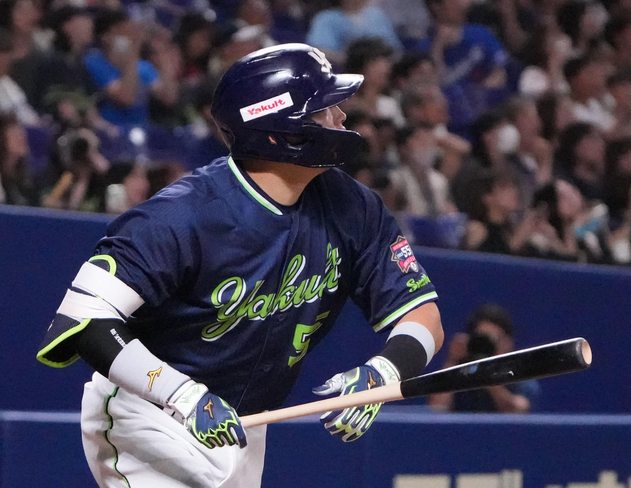 中日対ヤクルト　9回表ヤクルト無死、左中間スタンドへ本塁打を放つ村上（撮影・森本幸一）