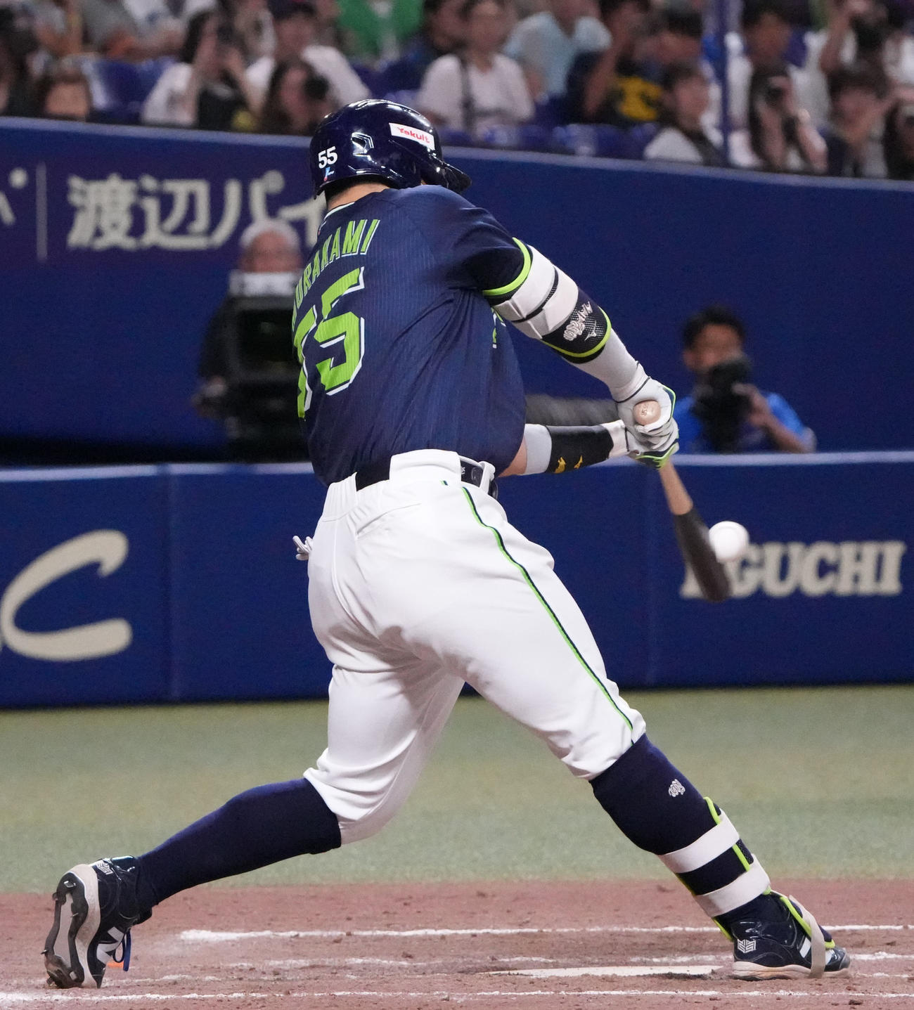 中日対ヤクルト　9回表ヤクルト無死、左中間スタンドへ本塁打を放つ村上（撮影・森本幸一）
