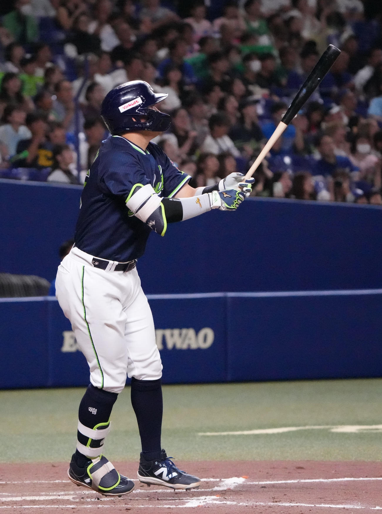 中日対ヤクルト　9回表ヤクルト無死、左中間スタンドへ本塁打を放つ村上（撮影・森本幸一）