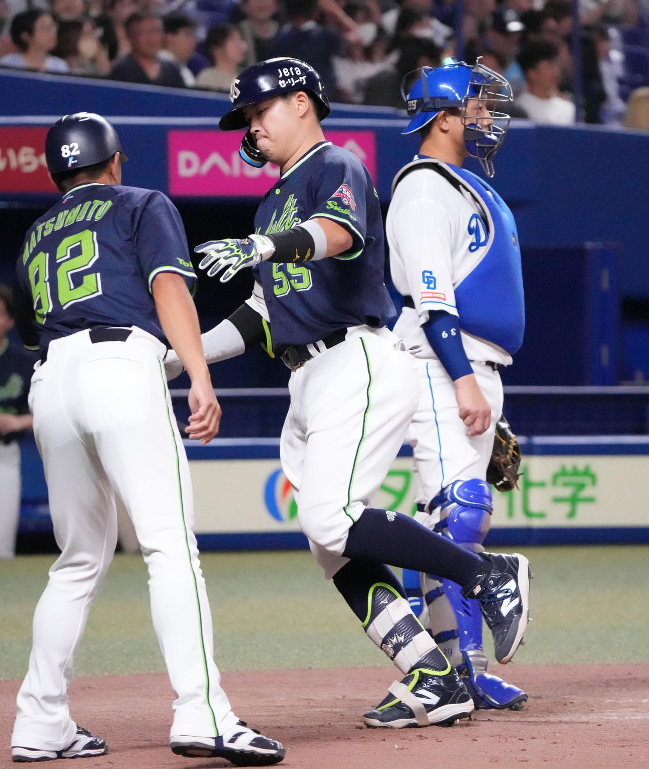 中日対ヤクルト　9回表ヤクルト無死、左中間スタンドへ本塁打を放ち生還する村上（中央）（撮影・森本幸一）