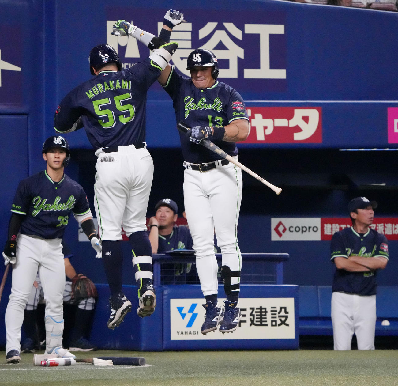 中日対ヤクルト　9回表ヤクルト無死、左中間スタンドへ本塁打を放ちオスナとタッチを交わす村上（左から2人目）（撮影・森本幸一）