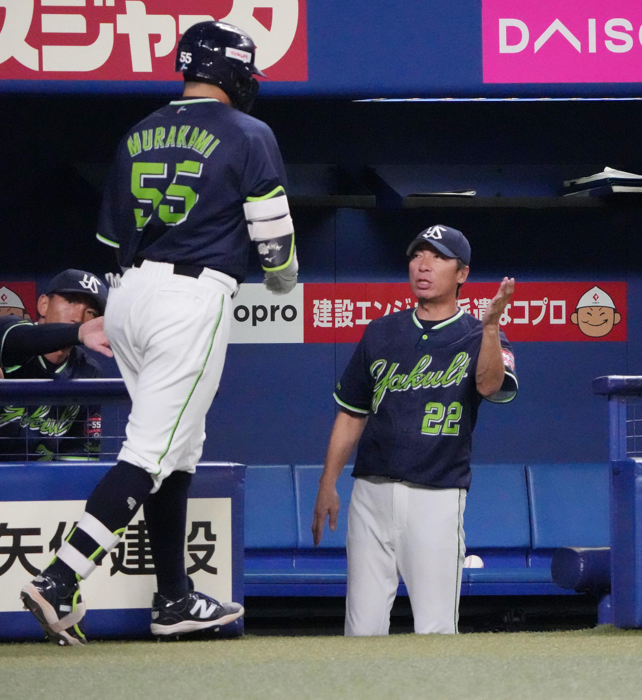 中日対ヤクルト　9回表ヤクルト無死、左中間スタンドへ本塁打を放った村上を迎える高津監督（右）（撮影・森本幸一）