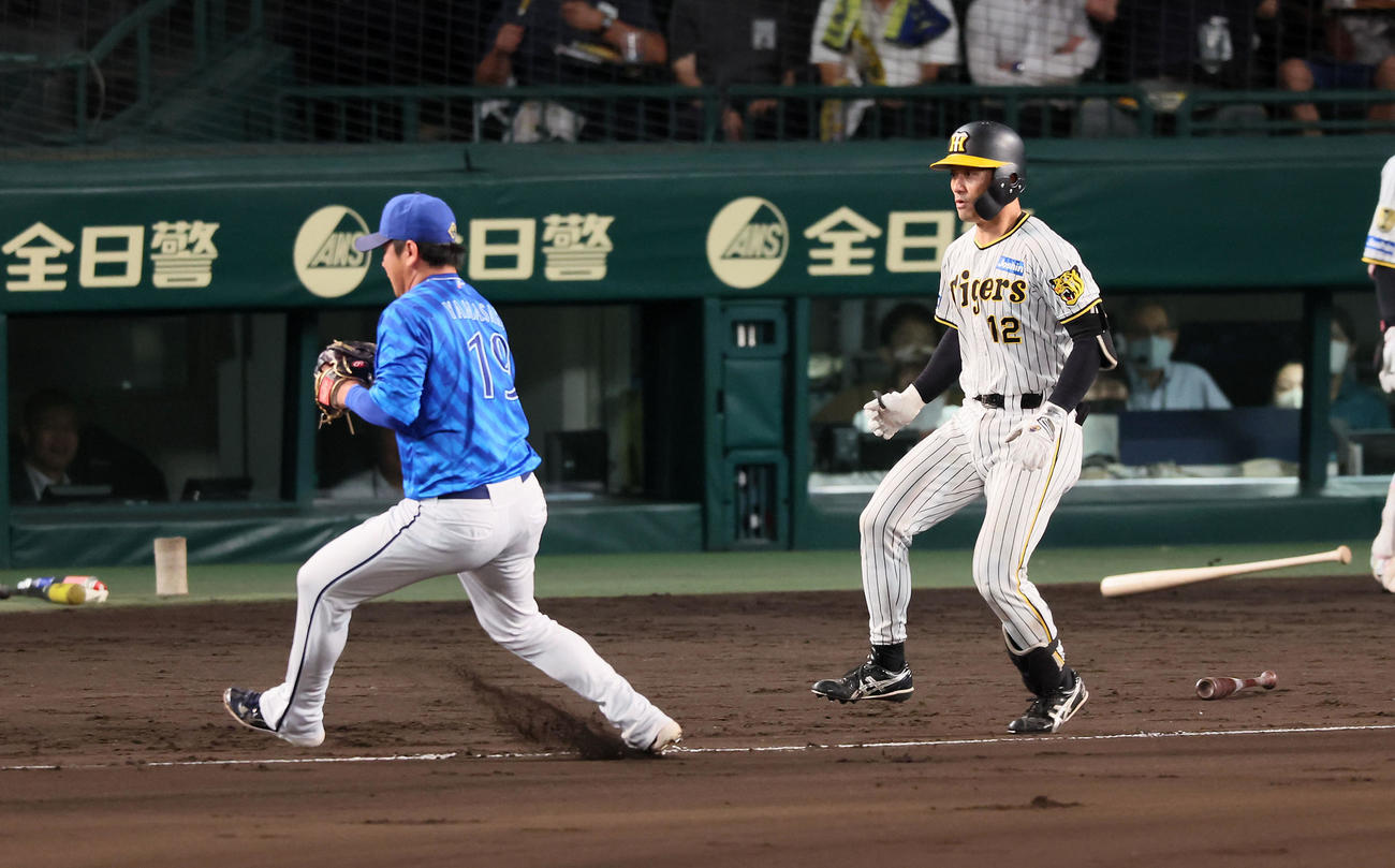 阪神対DeNA 6回裏阪神1死一、三塁、坂本はセーフティースクイス成功。投手山崎（撮影・加藤哉）