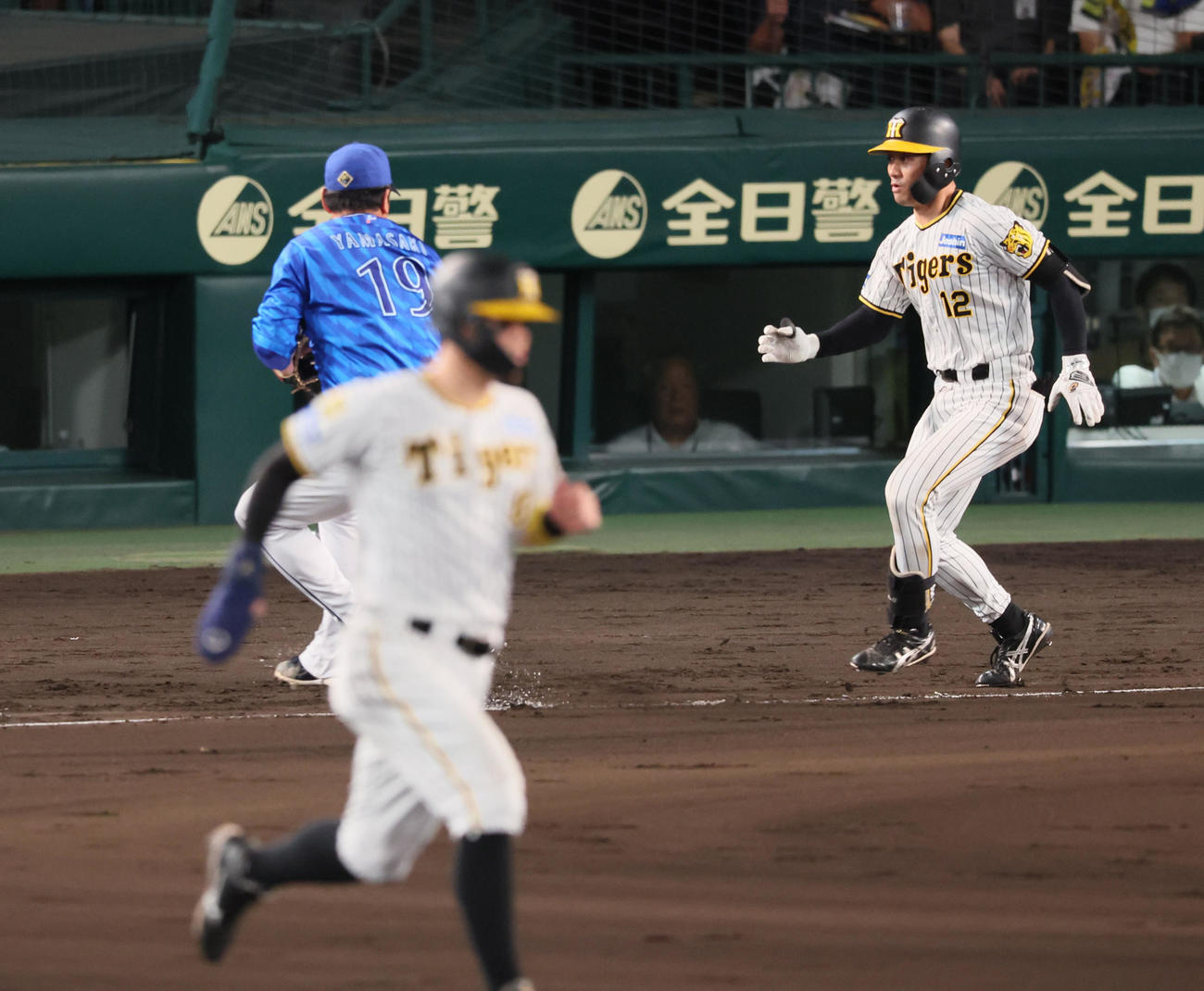 阪神対DeNA 6回裏阪神1死一、三塁、坂本はセーフティースクイス成功。投手山崎（撮影・加藤哉）