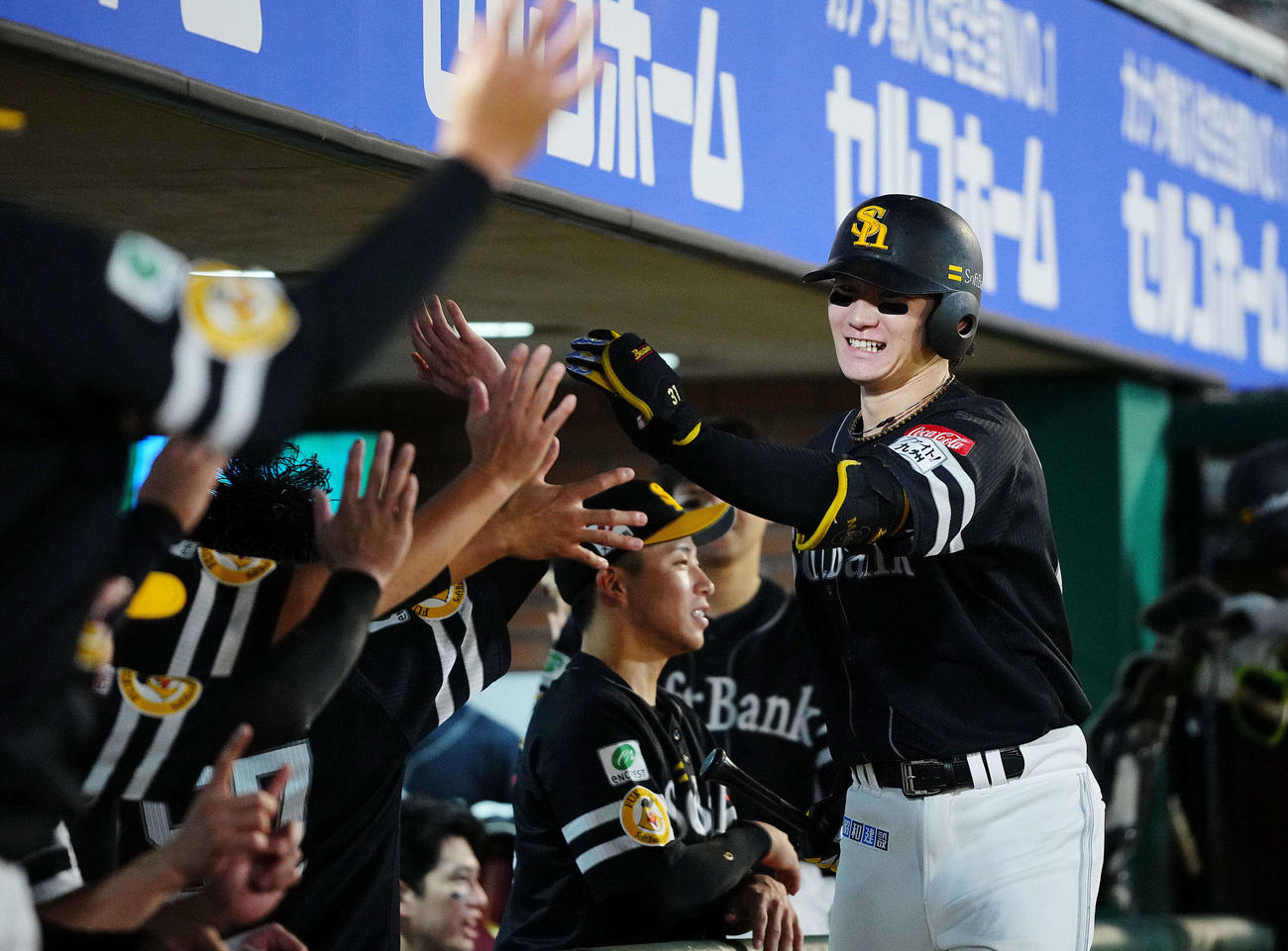 楽天対ソフトバンク　6回表ソフトバンク1死、ソロ本塁打を放ちナインの出迎えを受ける正木（撮影・垰建太）